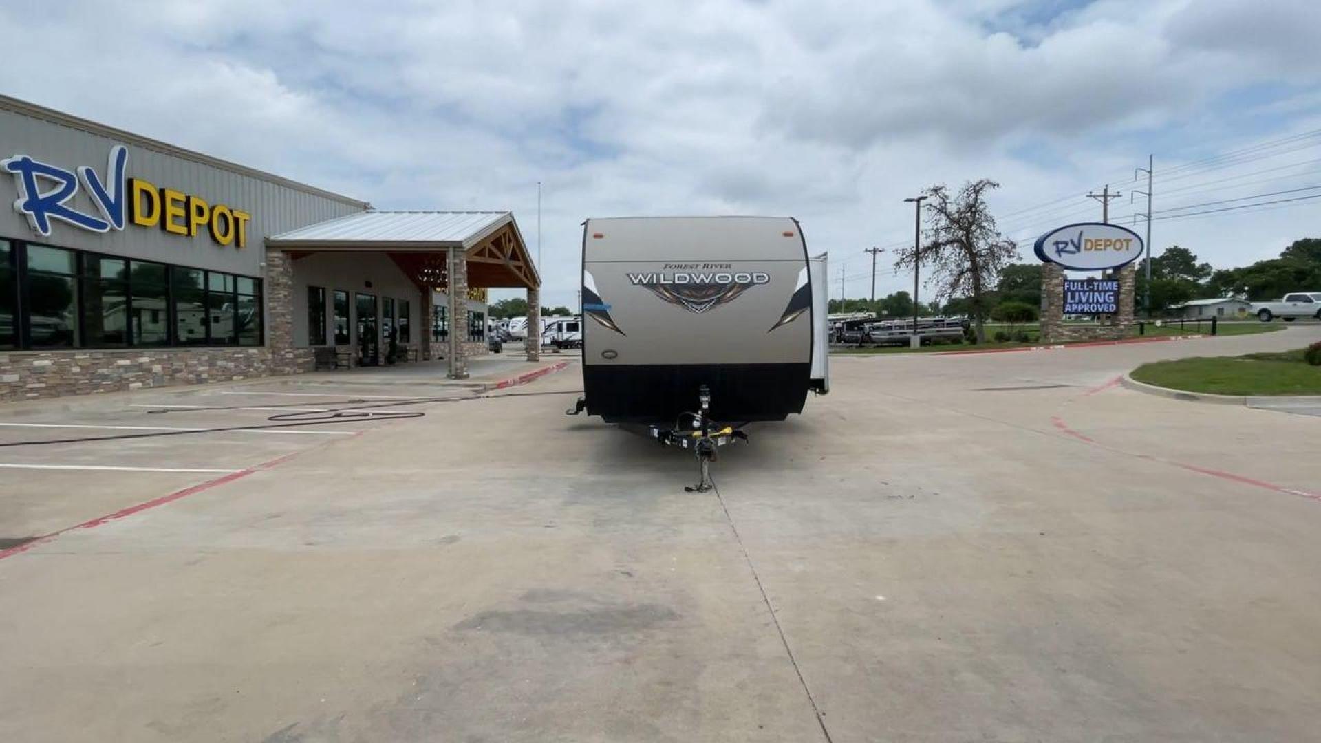 2018 FOREST RIVER WILDWOOD 36BHBS (4X4TWDM27J8) , located at 4319 N Main St, Cleburne, TX, 76033, (817) 678-5133, 32.385960, -97.391212 - Photo#4