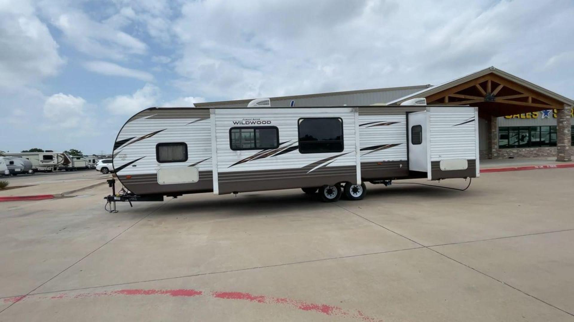 2018 FOREST RIVER WILDWOOD 36BHBS (4X4TWDM27J8) , located at 4319 N Main St, Cleburne, TX, 76033, (817) 678-5133, 32.385960, -97.391212 - Photo#6