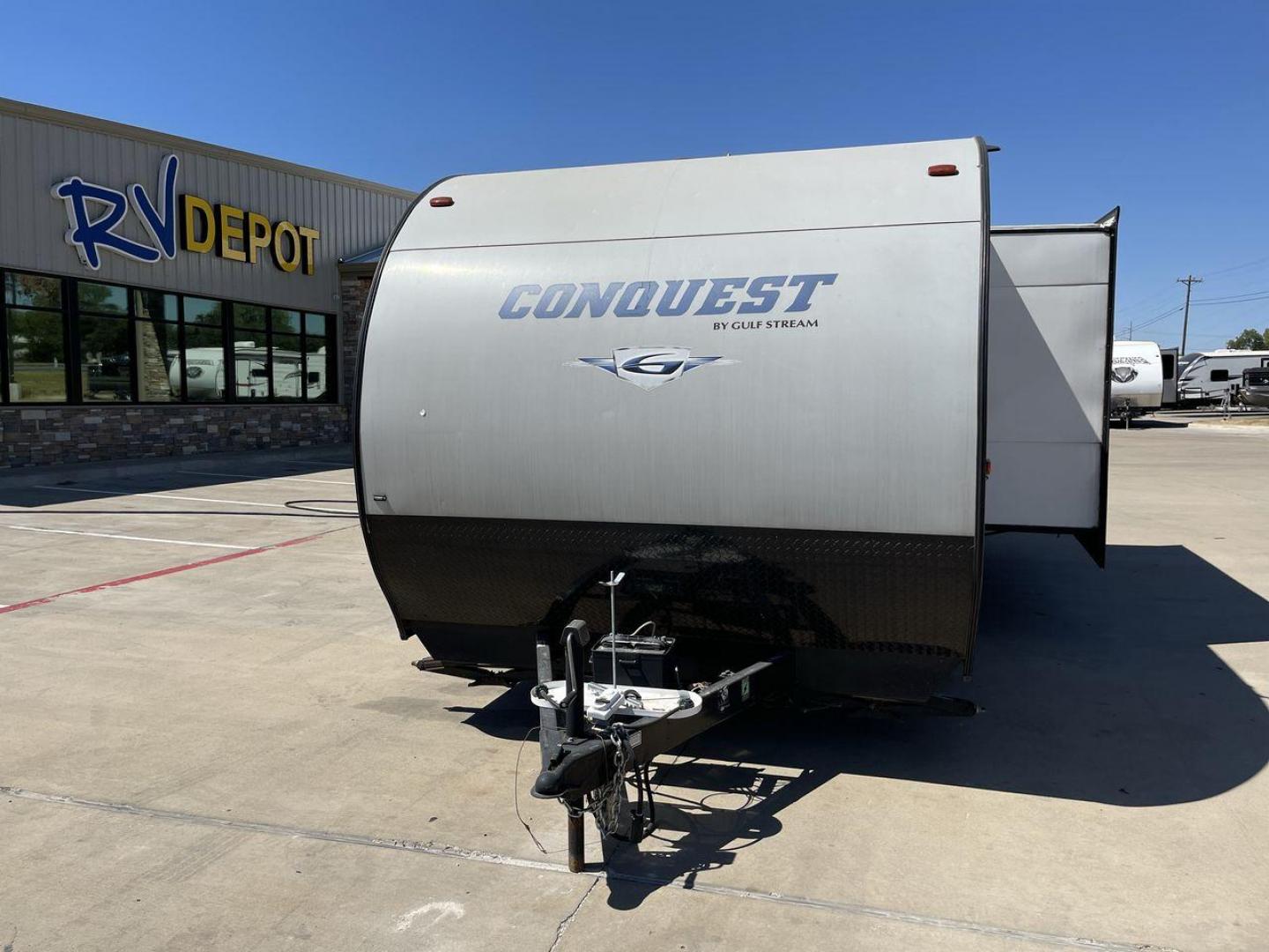 2018 GULFSTREAM CONQUEST (1NL1G3327J1) , Length: 32.25 ft. | Dry Weight: 5,870 lbs. | Slides: 1 transmission, located at 4319 N Main St, Cleburne, TX, 76033, (817) 678-5133, 32.385960, -97.391212 - The 2018 GULF STREAM CONQUEST 279BH travel trailer will enhance your camping adventure. This finely built RV creates a stylish and cozy home on wheels for your travels by fusing contemporary style with well-considered amenities. The measurements of this unit are 32.5 ft in length, 8 ft in width, - Photo#0