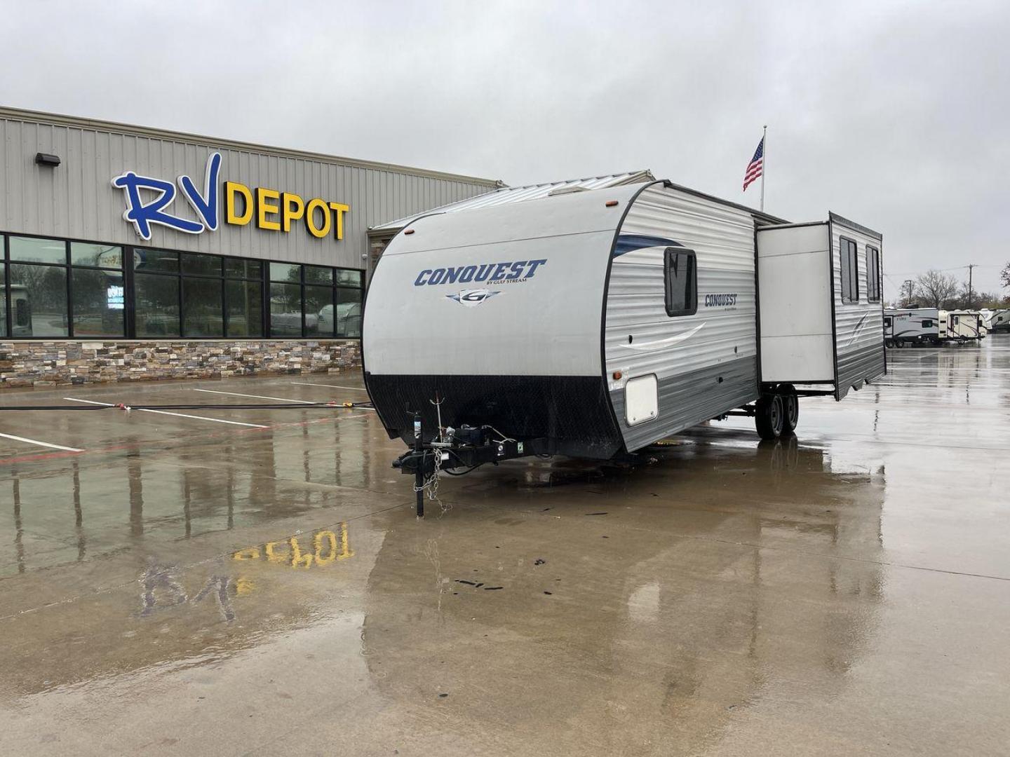 2018 GRAY GULF STREAM CONQUEST 250RL (1NL1G3121J1) , Length: 30.92 ft. | Dry Weight: 5,664 lbs. | Slides: 1 transmission, located at 4319 N Main St, Cleburne, TX, 76033, (817) 678-5133, 32.385960, -97.391212 - The 2018 Gulf Stream Conquest 250RL highlights a comfortable rear living area, a residential kitchen, a private bedroom, and a single slide in a 30 ft travel trailer. It weighs 5,664 lbs with a payload capacity of 2,126 lbs and a hitch weight of 790 lbs. Outside you have convenient pass-thru storage - Photo#0