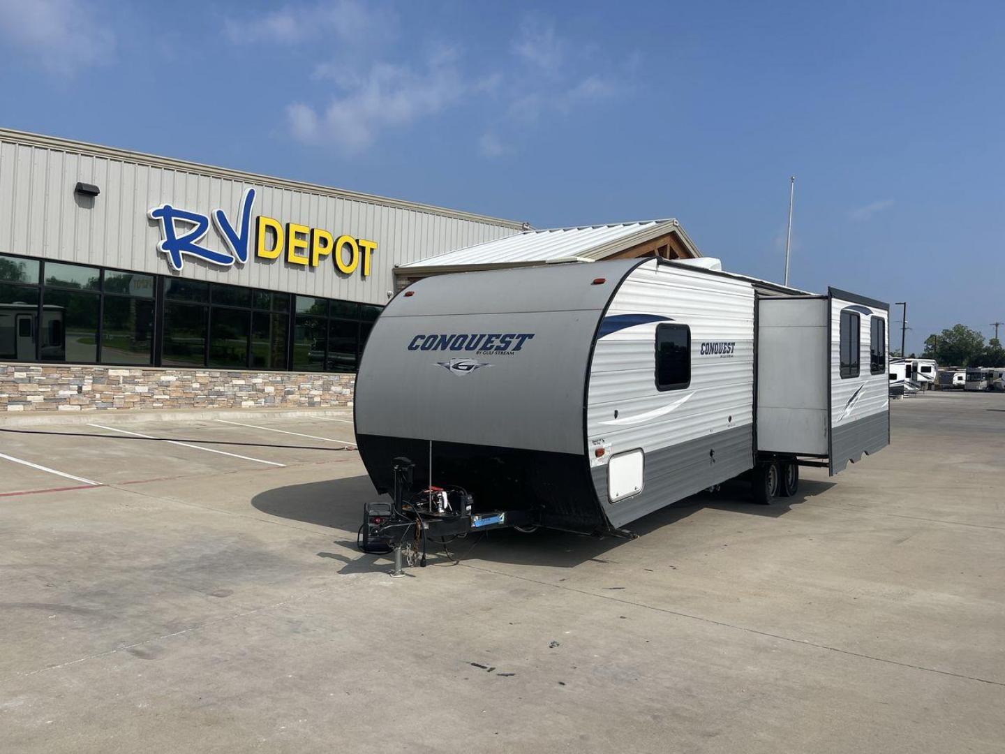 2018 GRAY GULF STREAM CONQUEST 250RL - (1NL1G3123J1) , Length: 30.92 ft | Dry Weight: 5,664 lbs | Slides: 1 transmission, located at 4319 N Main St, Cleburne, TX, 76033, (817) 678-5133, 32.385960, -97.391212 - With the 2018 Gulf Stream Conquest 250RL, a travel trailer made for unforgettable trips, you can enjoy the highest level of comfort and flexibility on the road. This model's length of 30.92 feet is just the right amount of space for easy maneuverability, offering a great RV experience. The Conquest - Photo#0