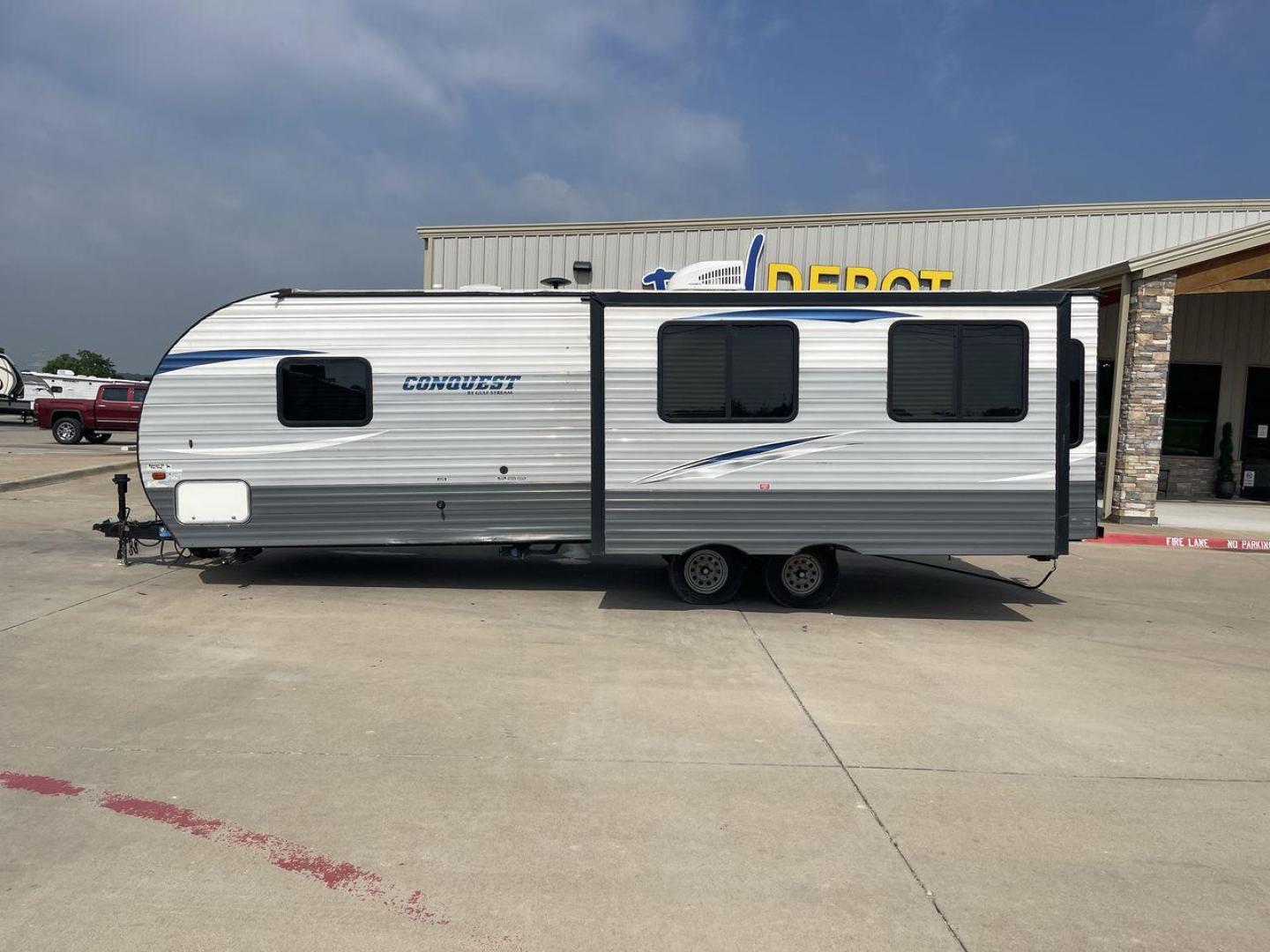 2018 GRAY GULF STREAM CONQUEST 250RL - (1NL1G3123J1) , Length: 30.92 ft | Dry Weight: 5,664 lbs | Slides: 1 transmission, located at 4319 N Main St, Cleburne, TX, 76033, (817) 678-5133, 32.385960, -97.391212 - With the 2018 Gulf Stream Conquest 250RL, a travel trailer made for unforgettable trips, you can enjoy the highest level of comfort and flexibility on the road. This model's length of 30.92 feet is just the right amount of space for easy maneuverability, offering a great RV experience. The Conquest - Photo#24