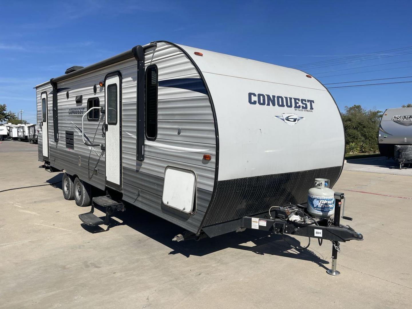 2018 GRAY GULF STREAM CONQUEST 268BH (1NL1G302XJ1) , Length: 29.5 ft. | Dry Weight: 5,220 lbs. | Slides: 1 transmission, located at 4319 N Main St, Cleburne, TX, 76033, (817) 678-5133, 32.385960, -97.391212 - This 2018 Gulf Stream Travel Trailer measures 29.5 feet long and 8 feet wide with a dry weight of 5,220 lbs. It has a payload capacity of 2,483 lbs. and a hitch weight of 660 lbs. It also comes equipped with automatic heating and cooling rated at 16,000 and 13,500 BTUs respectively. The exterior is - Photo#22