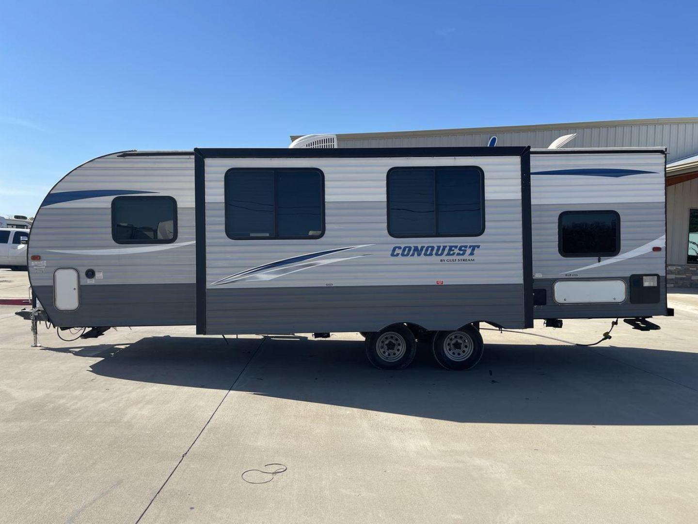 2018 GRAY GULF STREAM CONQUEST 268BH (1NL1G302XJ1) , Length: 29.5 ft. | Dry Weight: 5,220 lbs. | Slides: 1 transmission, located at 4319 N Main St, Cleburne, TX, 76033, (817) 678-5133, 32.385960, -97.391212 - This 2018 Gulf Stream Travel Trailer measures 29.5 feet long and 8 feet wide with a dry weight of 5,220 lbs. It has a payload capacity of 2,483 lbs. and a hitch weight of 660 lbs. It also comes equipped with automatic heating and cooling rated at 16,000 and 13,500 BTUs respectively. The exterior is - Photo#23