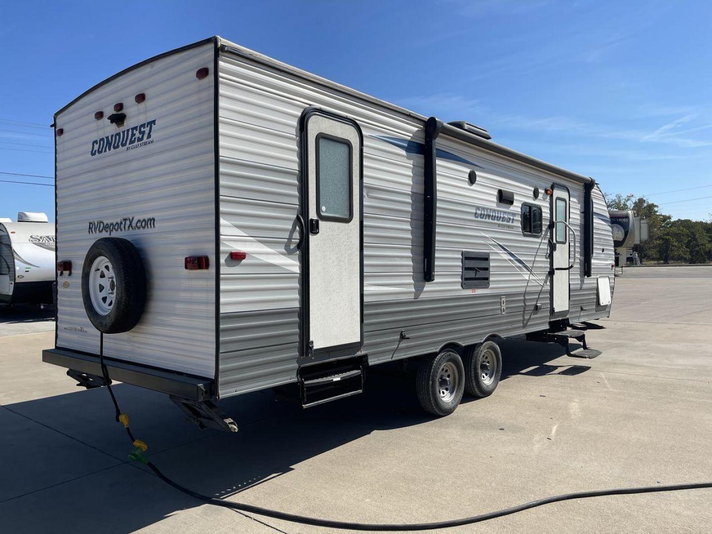 2018 GRAY GULF STREAM CONQUEST 268BH (1NL1G302XJ1) , Length: 29.5 ft. | Dry Weight: 5,220 lbs. | Slides: 1 transmission, located at 4319 N Main St, Cleburne, TX, 76033, (817) 678-5133, 32.385960, -97.391212 - This 2018 Gulf Stream Travel Trailer measures 29.5 feet long and 8 feet wide with a dry weight of 5,220 lbs. It has a payload capacity of 2,483 lbs. and a hitch weight of 660 lbs. It also comes equipped with automatic heating and cooling rated at 16,000 and 13,500 BTUs respectively. The exterior is - Photo#24