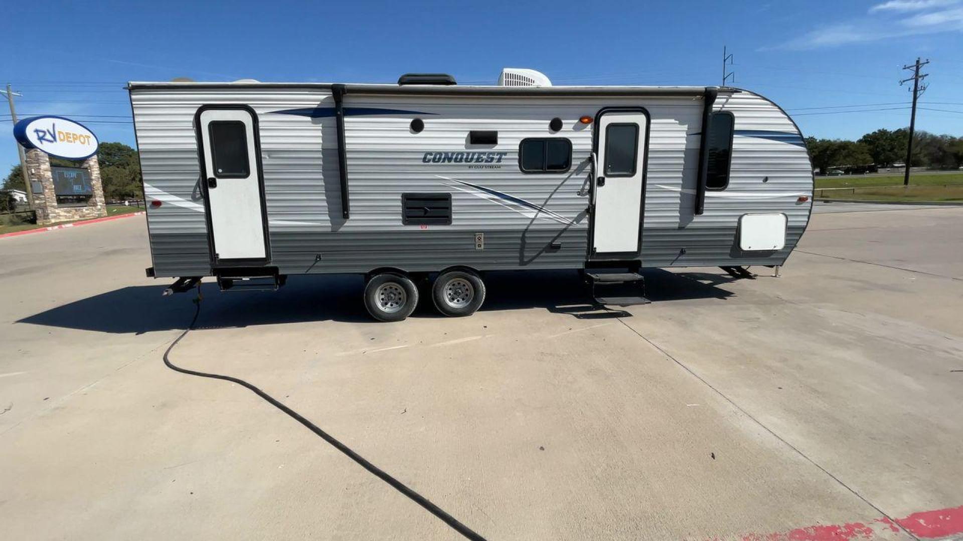 2018 GRAY GULF STREAM CONQUEST 268BH (1NL1G302XJ1) , Length: 29.5 ft. | Dry Weight: 5,220 lbs. | Slides: 1 transmission, located at 4319 N Main St, Cleburne, TX, 76033, (817) 678-5133, 32.385960, -97.391212 - This 2018 Gulf Stream Travel Trailer measures 29.5 feet long and 8 feet wide with a dry weight of 5,220 lbs. It has a payload capacity of 2,483 lbs. and a hitch weight of 660 lbs. It also comes equipped with automatic heating and cooling rated at 16,000 and 13,500 BTUs respectively. The exterior is - Photo#2