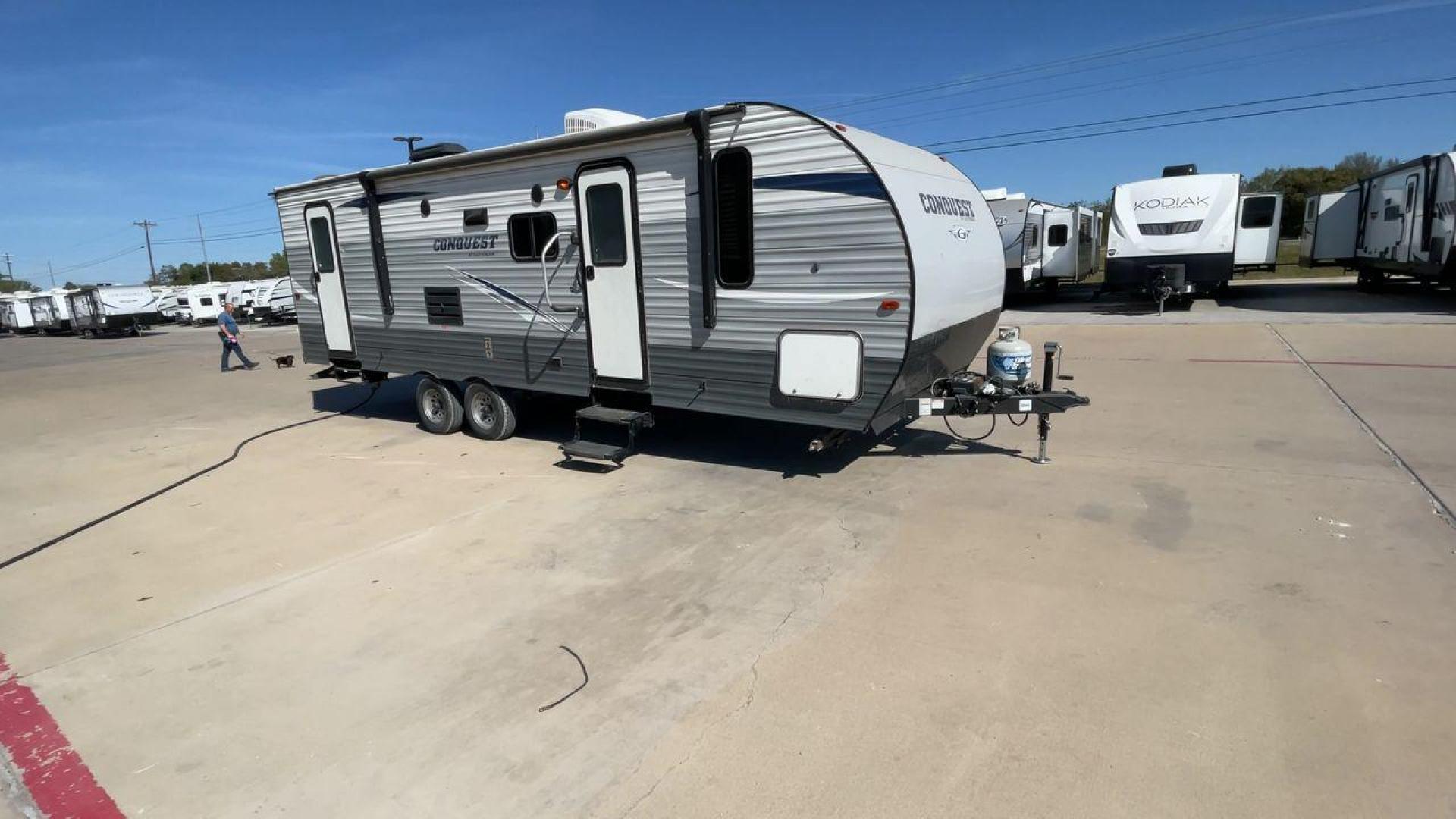 2018 GRAY GULF STREAM CONQUEST 268BH (1NL1G302XJ1) , Length: 29.5 ft. | Dry Weight: 5,220 lbs. | Slides: 1 transmission, located at 4319 N Main St, Cleburne, TX, 76033, (817) 678-5133, 32.385960, -97.391212 - This 2018 Gulf Stream Travel Trailer measures 29.5 feet long and 8 feet wide with a dry weight of 5,220 lbs. It has a payload capacity of 2,483 lbs. and a hitch weight of 660 lbs. It also comes equipped with automatic heating and cooling rated at 16,000 and 13,500 BTUs respectively. The exterior is - Photo#3