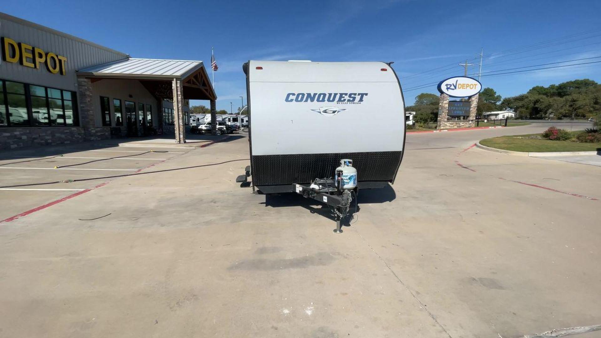 2018 GRAY GULF STREAM CONQUEST 268BH (1NL1G302XJ1) , Length: 29.5 ft. | Dry Weight: 5,220 lbs. | Slides: 1 transmission, located at 4319 N Main St, Cleburne, TX, 76033, (817) 678-5133, 32.385960, -97.391212 - This 2018 Gulf Stream Travel Trailer measures 29.5 feet long and 8 feet wide with a dry weight of 5,220 lbs. It has a payload capacity of 2,483 lbs. and a hitch weight of 660 lbs. It also comes equipped with automatic heating and cooling rated at 16,000 and 13,500 BTUs respectively. The exterior is - Photo#4