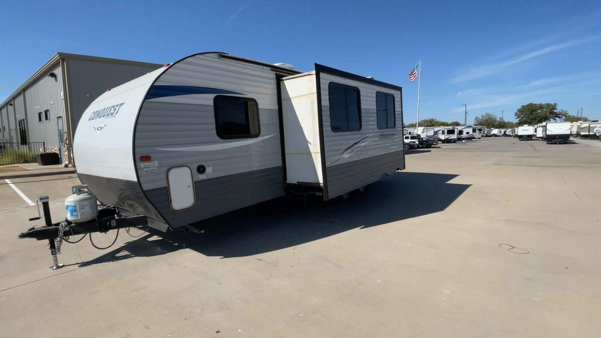 2018 GRAY GULF STREAM CONQUEST 268BH (1NL1G302XJ1) , Length: 29.5 ft. | Dry Weight: 5,220 lbs. | Slides: 1 transmission, located at 4319 N Main St, Cleburne, TX, 76033, (817) 678-5133, 32.385960, -97.391212 - This 2018 Gulf Stream Travel Trailer measures 29.5 feet long and 8 feet wide with a dry weight of 5,220 lbs. It has a payload capacity of 2,483 lbs. and a hitch weight of 660 lbs. It also comes equipped with automatic heating and cooling rated at 16,000 and 13,500 BTUs respectively. The exterior is - Photo#5