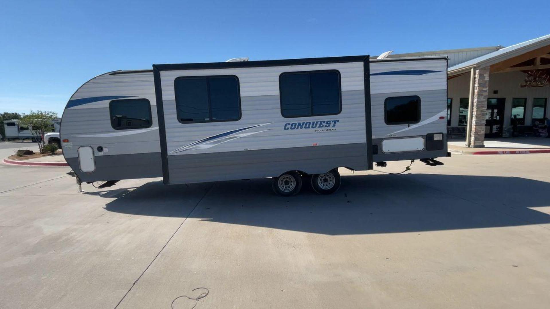 2018 GRAY GULF STREAM CONQUEST 268BH (1NL1G302XJ1) , Length: 29.5 ft. | Dry Weight: 5,220 lbs. | Slides: 1 transmission, located at 4319 N Main St, Cleburne, TX, 76033, (817) 678-5133, 32.385960, -97.391212 - This 2018 Gulf Stream Travel Trailer measures 29.5 feet long and 8 feet wide with a dry weight of 5,220 lbs. It has a payload capacity of 2,483 lbs. and a hitch weight of 660 lbs. It also comes equipped with automatic heating and cooling rated at 16,000 and 13,500 BTUs respectively. The exterior is - Photo#6