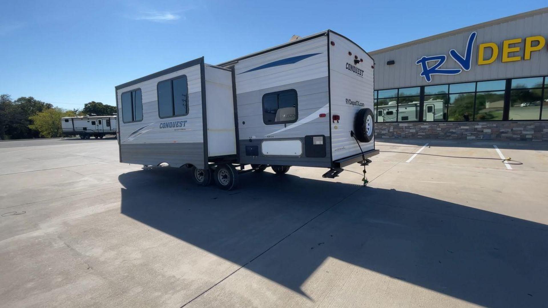 2018 GRAY GULF STREAM CONQUEST 268BH (1NL1G302XJ1) , Length: 29.5 ft. | Dry Weight: 5,220 lbs. | Slides: 1 transmission, located at 4319 N Main St, Cleburne, TX, 76033, (817) 678-5133, 32.385960, -97.391212 - This 2018 Gulf Stream Travel Trailer measures 29.5 feet long and 8 feet wide with a dry weight of 5,220 lbs. It has a payload capacity of 2,483 lbs. and a hitch weight of 660 lbs. It also comes equipped with automatic heating and cooling rated at 16,000 and 13,500 BTUs respectively. The exterior is - Photo#7