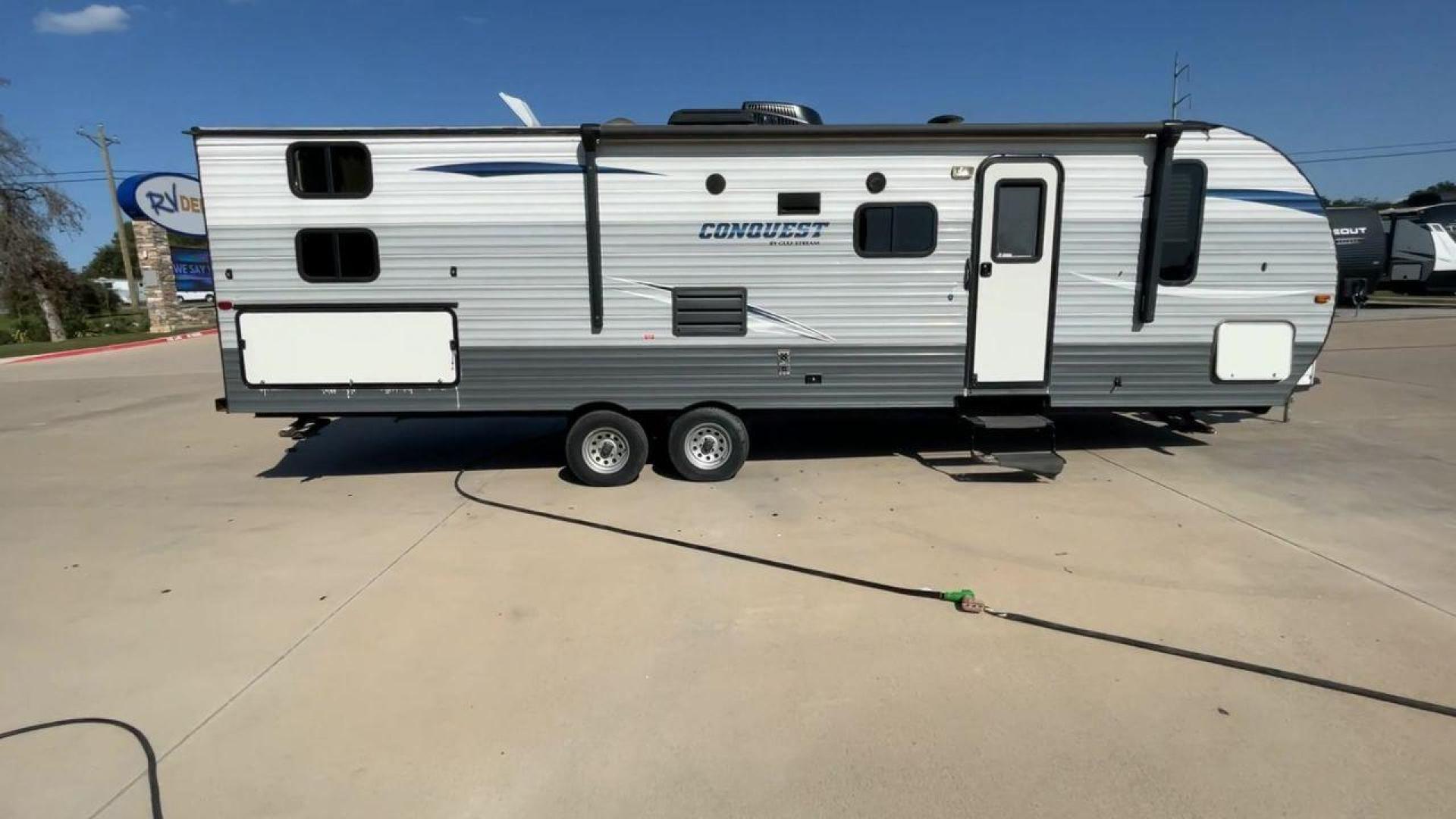 2018 WHITE GULF STREAM CONQUEST 274QB - (1NL1G322XJ1) , Length: 32.25 ft. | Dry Weight: 6,230 lbs. | Slides: 1 transmission, located at 4319 N Main St, Cleburne, TX, 76033, (817) 678-5133, 32.385960, -97.391212 - Take advantage of the 2018 Gulf Stream Conquest 274QB Travel Trailer and enjoy camping with the family. This travel trailer offers a comfortable and convenient living area for your outdoor adventures, designed with comfort and convenience in mind. The measurements of this unit are 32.25 ft in len - Photo#0