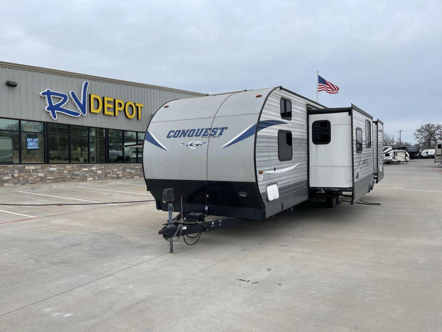 2018 GRAY GULF STREAM CONQUEST 30FRK - (1NL1G362XJ1) , Length: 35.67 ft. | Dry Weight: 7,898 lbs. | Slides: 2 transmission, located at 4319 N Main St, Cleburne, TX, 76033, (817) 678-5133, 32.385960, -97.391212 - Photo#0