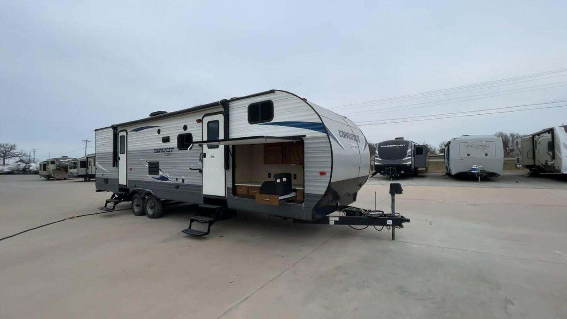 2018 GRAY GULF STREAM CONQUEST 30FRK - (1NL1G362XJ1) , Length: 35.67 ft. | Dry Weight: 7,898 lbs. | Slides: 2 transmission, located at 4319 N Main St, Cleburne, TX, 76033, (817) 678-5133, 32.385960, -97.391212 - With the 2018 Gulf Stream Conquest 30FRK travel trailer, you'll have the ultimate comfort and convenience. Weighing in at 7,898 pounds dry, this well-designed trailer is 35.67 feet long, giving you plenty of room for your travels. The Conquest 30FRK is designed with two slides, one in the living are - Photo#3