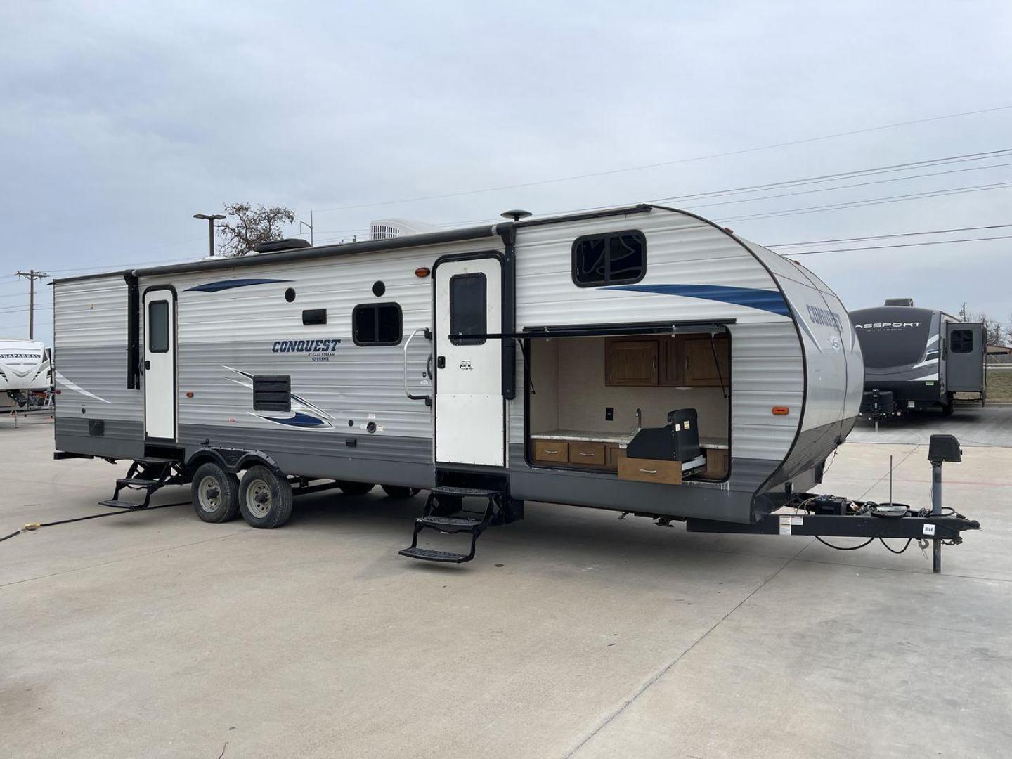 2018 GRAY GULF STREAM CONQUEST 30FRK - (1NL1G362XJ1) , Length: 35.67 ft. | Dry Weight: 7,898 lbs. | Slides: 2 transmission, located at 4319 N Main St, Cleburne, TX, 76033, (817) 678-5133, 32.385960, -97.391212 - With the 2018 Gulf Stream Conquest 30FRK travel trailer, you'll have the ultimate comfort and convenience. Weighing in at 7,898 pounds dry, this well-designed trailer is 35.67 feet long, giving you plenty of room for your travels. The Conquest 30FRK is designed with two slides, one in the living are - Photo#11