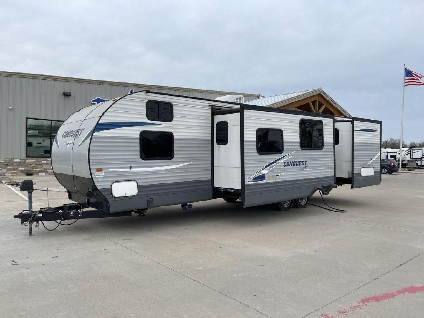 2018 GRAY GULF STREAM CONQUEST 30FRK - (1NL1G362XJ1) , Length: 35.67 ft. | Dry Weight: 7,898 lbs. | Slides: 2 transmission, located at 4319 N Main St, Cleburne, TX, 76033, (817) 678-5133, 32.385960, -97.391212 - With the 2018 Gulf Stream Conquest 30FRK travel trailer, you'll have the ultimate comfort and convenience. Weighing in at 7,898 pounds dry, this well-designed trailer is 35.67 feet long, giving you plenty of room for your travels. The Conquest 30FRK is designed with two slides, one in the living are - Photo#12