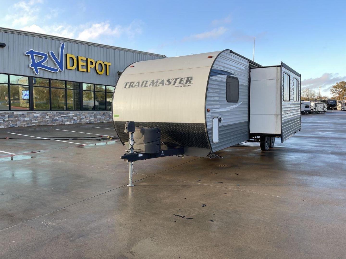 2018 WHITE GULF STREAM TRAILMASTER 274QB - (1NL1GTR26J1) , Length: 32.5 ft | Dry Weight: 5,802 lbs | Slides: 1 transmission, located at 4319 N Main St, Cleburne, TX, 76033, (817) 678-5133, 32.385960, -97.391212 - Take advantage of the 2018 Gulf Stream Conquest 274QB Travel Trailer and enjoy camping with the family. This travel trailer offers a comfortable and convenient living area for your outdoor adventures, designed with comfort and convenience in mind. The measurements of this unit are 32.5 ft in leng - Photo#0