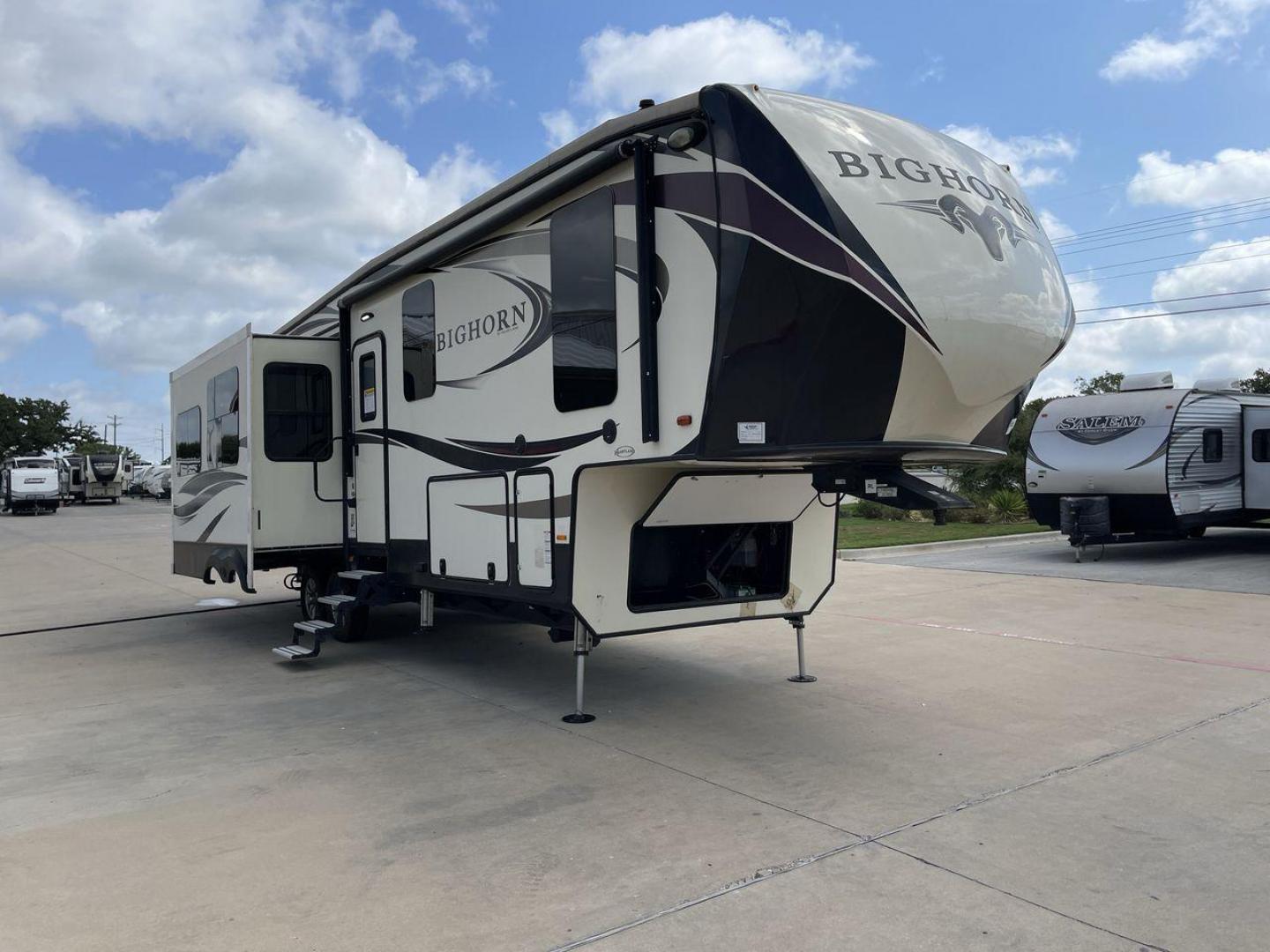 2018 HEARTLAND BIGHORN 3270RS (5SFBG3528JE) , Length: 35.2 ft. | Dry Weight: 11,965 lbs. | Gross Weight: 15,500 lbs. | Slides: 3 transmission, located at 4319 N Main St, Cleburne, TX, 76033, (817) 678-5133, 32.385960, -97.391212 - The 2018 Heartland Bighorn 3270RS is a luxurious fifth wheel that is both spacious and elegant. It is designed to offer maximum comfort during extended trips. With a length of 35.2 feet and a dry weight of 11,965 lbs, this unit provides a well-balanced blend of sturdiness and ease of towing, with a - Photo#23