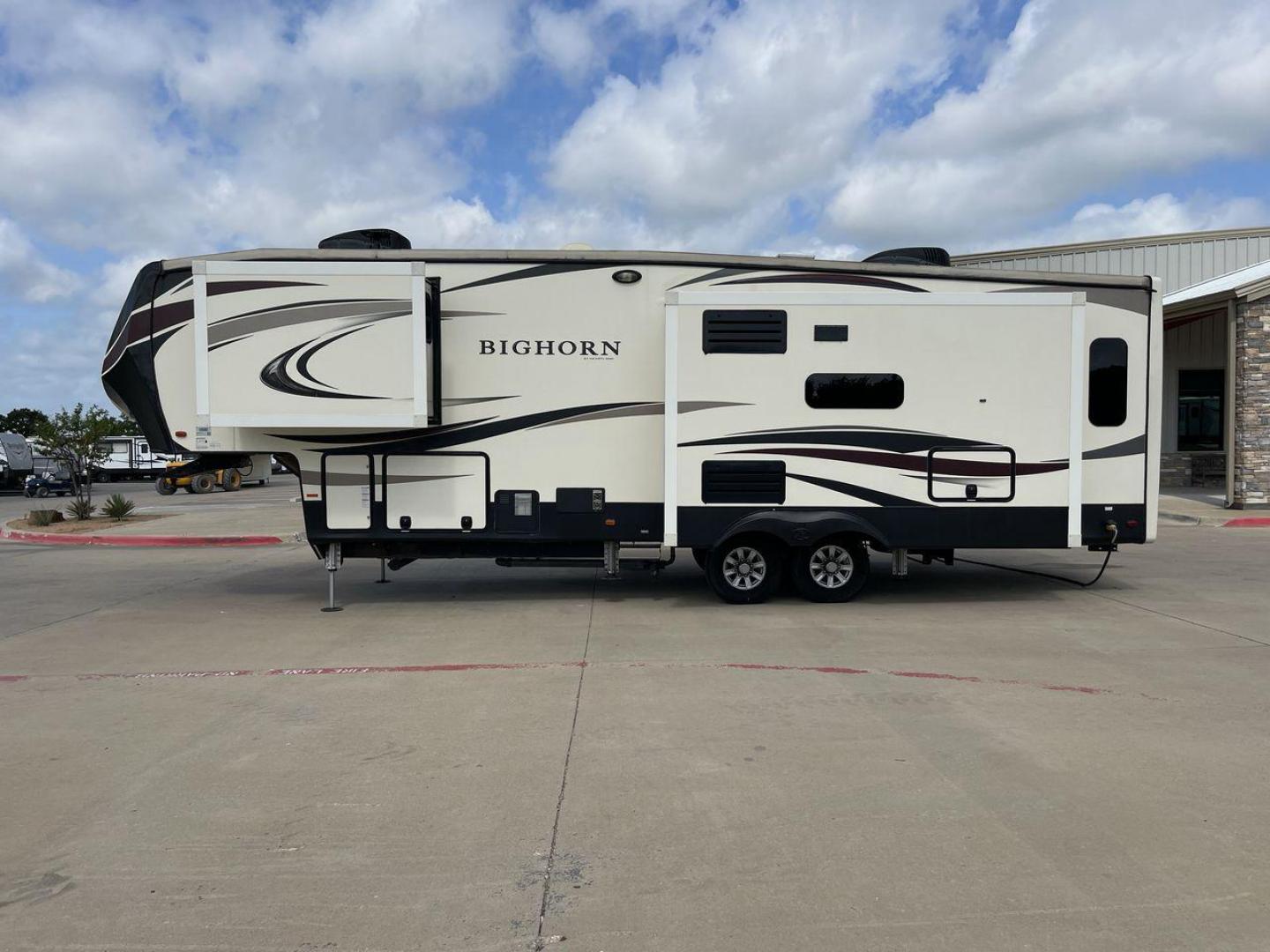 2018 HEARTLAND BIGHORN 3270RS (5SFBG3528JE) , Length: 35.2 ft. | Dry Weight: 11,965 lbs. | Gross Weight: 15,500 lbs. | Slides: 3 transmission, located at 4319 N Main St, Cleburne, TX, 76033, (817) 678-5133, 32.385960, -97.391212 - The 2018 Heartland Bighorn 3270RS is a luxurious fifth wheel that is both spacious and elegant. It is designed to offer maximum comfort during extended trips. With a length of 35.2 feet and a dry weight of 11,965 lbs, this unit provides a well-balanced blend of sturdiness and ease of towing, with a - Photo#24