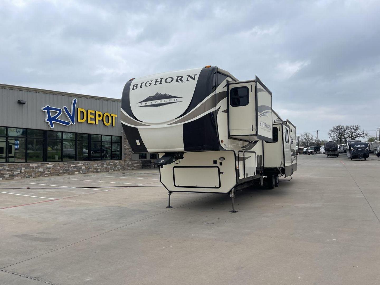 2018 HEARTLAND BIGHORN 39MB (5SFBG4224JE) , located at 4319 N Main St, Cleburne, TX, 76033, (817) 678-5133, 32.385960, -97.391212 - Photo#0