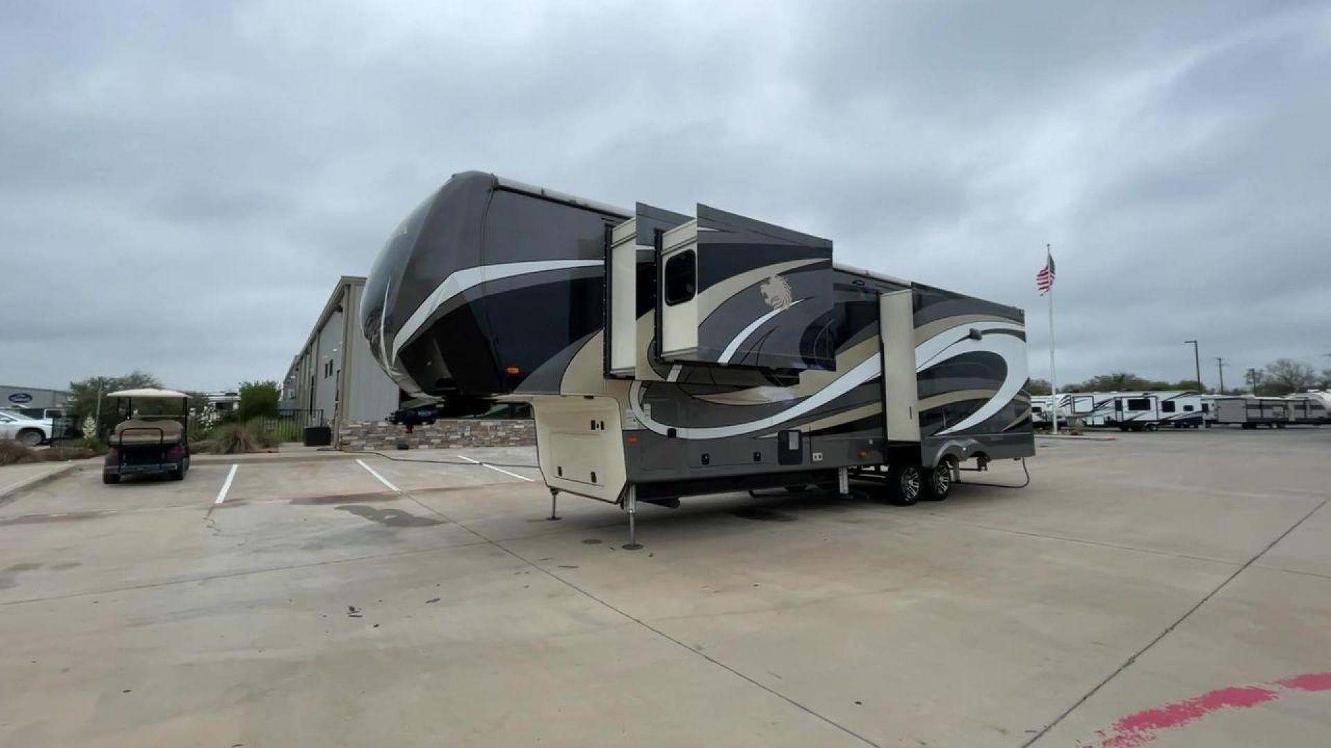 2018 HEARTLAND LANDMARK LOUISVILLE (5SFBG3927JE) , Length: 41.4 ft. | Dry Weight: 14,978 lbs. | Gross Weight: 18,000 lbs. | Slides: 5 transmission, located at 4319 N Main St, Cleburne, TX, 76033, (817) 678-5133, 32.385960, -97.391212 - Photo#5