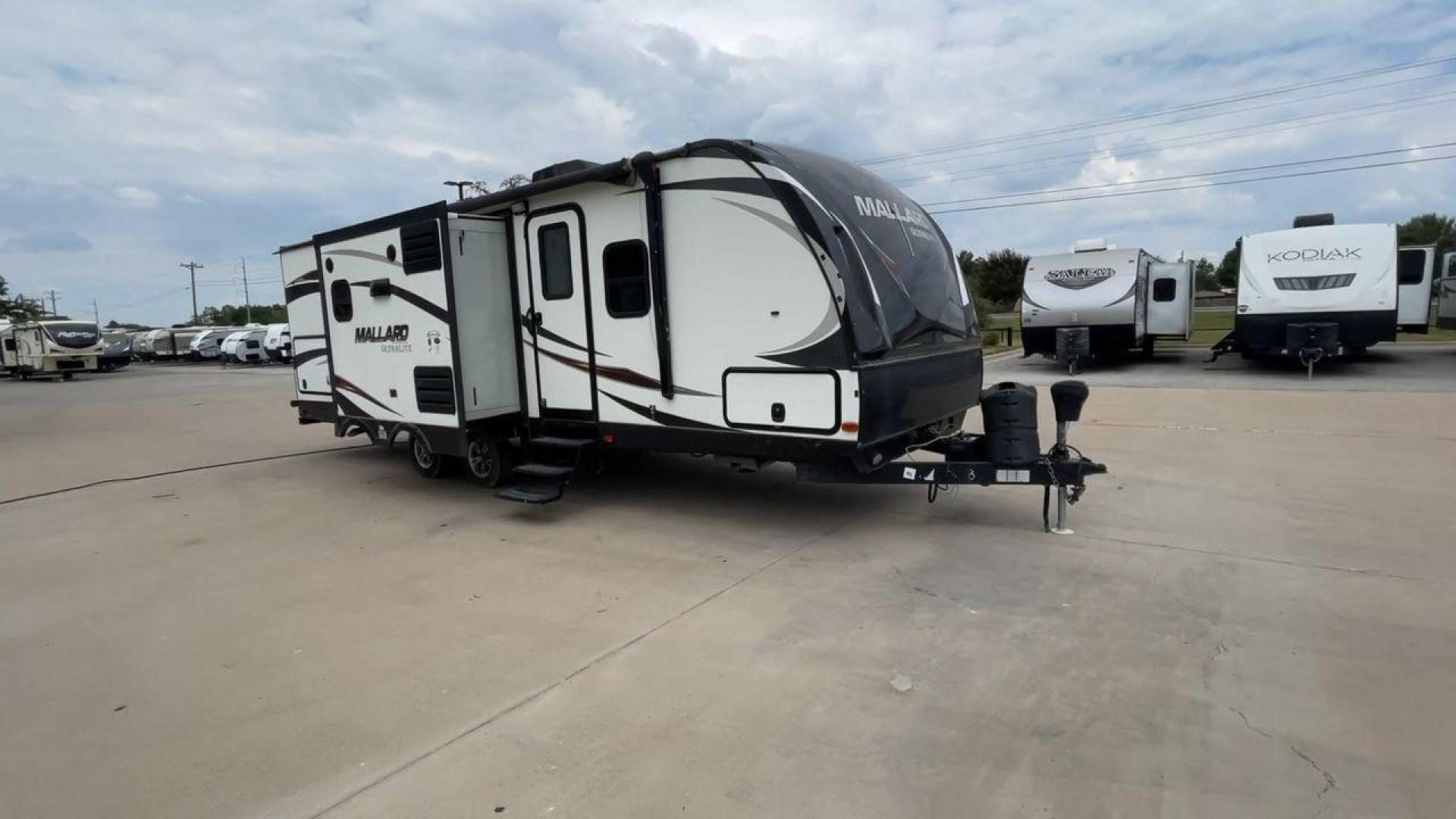 2018 HEARTLAND MALLARD M28 (5SFNB3129JE) , Length: 31.5 ft | Dry Weight: 6,125 lbs | Gross Weight: 6,900 lbs | Slides: 2 transmission, located at 4319 N Main St, Cleburne, TX, 76033, (817) 678-5133, 32.385960, -97.391212 - The 2018 Heartland Mallard M28 travel trailer is spacious and well-equipped, designed for comfort and simplicity of usage. It is ready for your next outdoor adventure. With a length of 31.5 feet and a dry weight of 6,125 pounds, this RV is both light and robust, making it ideal for towing on your ad - Photo#0