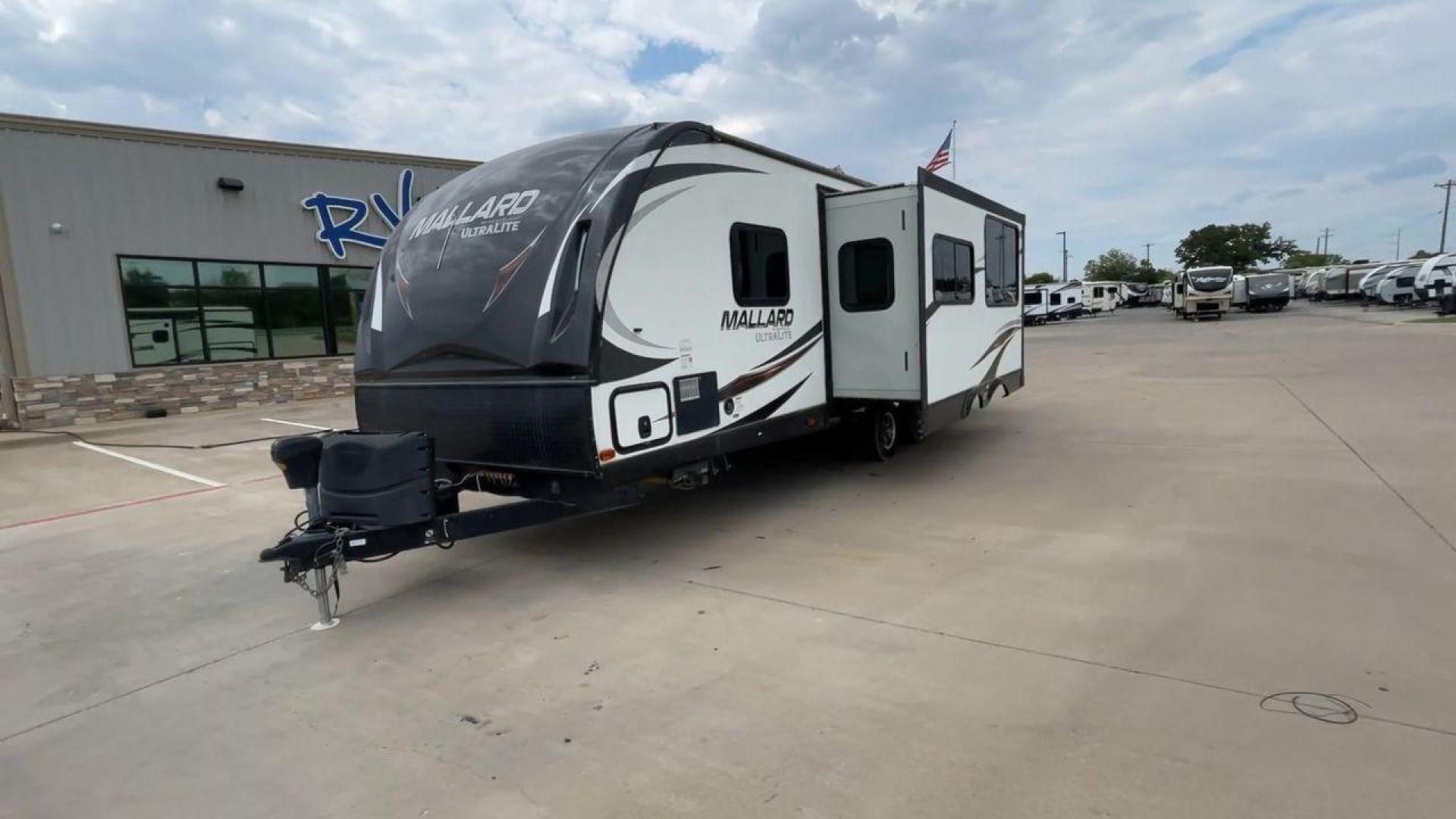 2018 HEARTLAND MALLARD M28 (5SFNB3129JE) , Length: 31.5 ft | Dry Weight: 6,125 lbs | Gross Weight: 6,900 lbs | Slides: 2 transmission, located at 4319 N Main St, Cleburne, TX, 76033, (817) 678-5133, 32.385960, -97.391212 - The 2018 Heartland Mallard M28 travel trailer is spacious and well-equipped, designed for comfort and simplicity of usage. It is ready for your next outdoor adventure. With a length of 31.5 feet and a dry weight of 6,125 pounds, this RV is both light and robust, making it ideal for towing on your ad - Photo#2