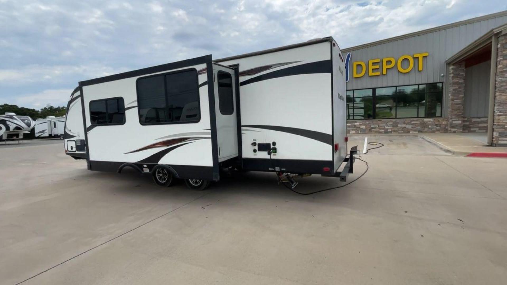 2018 HEARTLAND MALLARD M28 (5SFNB3129JE) , Length: 31.5 ft | Dry Weight: 6,125 lbs | Gross Weight: 6,900 lbs | Slides: 2 transmission, located at 4319 N Main St, Cleburne, TX, 76033, (817) 678-5133, 32.385960, -97.391212 - The 2018 Heartland Mallard M28 travel trailer is spacious and well-equipped, designed for comfort and simplicity of usage. It is ready for your next outdoor adventure. With a length of 31.5 feet and a dry weight of 6,125 pounds, this RV is both light and robust, making it ideal for towing on your ad - Photo#4