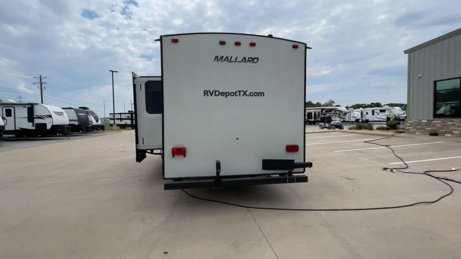 2018 HEARTLAND MALLARD M28 (5SFNB3129JE) , Length: 31.5 ft | Dry Weight: 6,125 lbs | Gross Weight: 6,900 lbs | Slides: 2 transmission, located at 4319 N Main St, Cleburne, TX, 76033, (817) 678-5133, 32.385960, -97.391212 - The 2018 Heartland Mallard M28 travel trailer is spacious and well-equipped, designed for comfort and simplicity of usage. It is ready for your next outdoor adventure. With a length of 31.5 feet and a dry weight of 6,125 pounds, this RV is both light and robust, making it ideal for towing on your ad - Photo#5