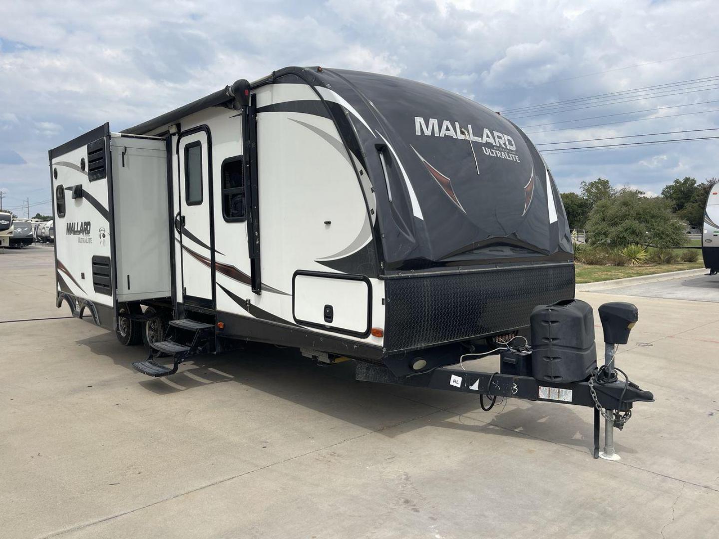 2018 HEARTLAND MALLARD M28 (5SFNB3129JE) , Length: 31.5 ft | Dry Weight: 6,125 lbs | Gross Weight: 6,900 lbs | Slides: 2 transmission, located at 4319 N Main St, Cleburne, TX, 76033, (817) 678-5133, 32.385960, -97.391212 - The 2018 Heartland Mallard M28 travel trailer is spacious and well-equipped, designed for comfort and simplicity of usage. It is ready for your next outdoor adventure. With a length of 31.5 feet and a dry weight of 6,125 pounds, this RV is both light and robust, making it ideal for towing on your ad - Photo#19