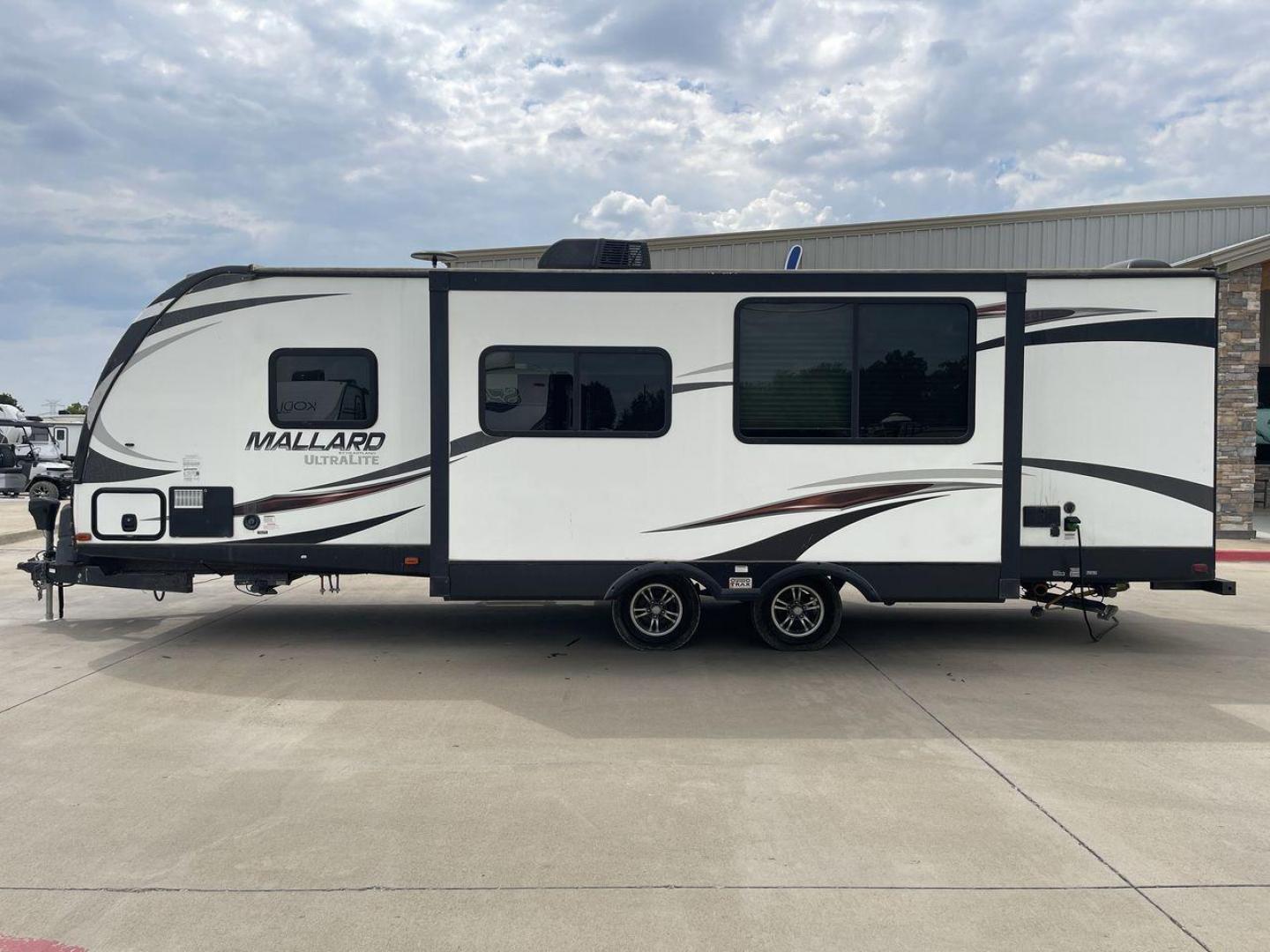 2018 HEARTLAND MALLARD M28 (5SFNB3129JE) , Length: 31.5 ft | Dry Weight: 6,125 lbs | Gross Weight: 6,900 lbs | Slides: 2 transmission, located at 4319 N Main St, Cleburne, TX, 76033, (817) 678-5133, 32.385960, -97.391212 - The 2018 Heartland Mallard M28 travel trailer is spacious and well-equipped, designed for comfort and simplicity of usage. It is ready for your next outdoor adventure. With a length of 31.5 feet and a dry weight of 6,125 pounds, this RV is both light and robust, making it ideal for towing on your ad - Photo#20