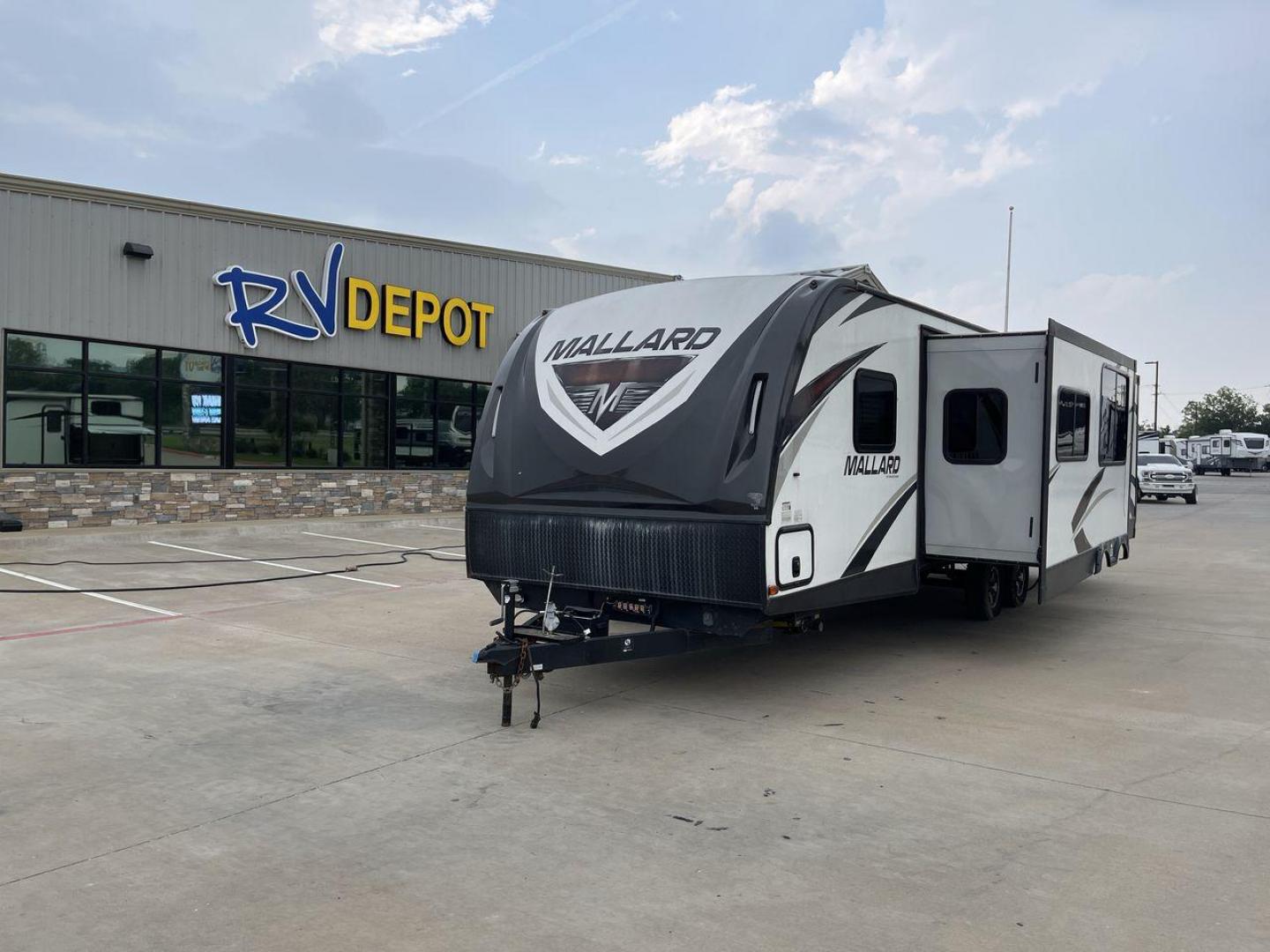 2018 WHITE HEARTLAND MALLARD M32 (5SFNB3420JE) , Length: 34.75 ft. | Dry Weight: 6,700 lbs. | Gross Weight: 8,600 lbs. | Slides: 2 transmission, located at 4319 N Main St, Cleburne, TX, 76033, (817) 678-5133, 32.385960, -97.391212 - The 2018 Heartland Mallard M32 is a travel trailer that redefines luxury and convenience on the road. It's the perfect RV for the ultimate RV journey. The Mallard M32 is 34.75 feet long, which is a lot of space, and its floor plan is well-thought-out so that comfort and usefulness are both priority. - Photo#0