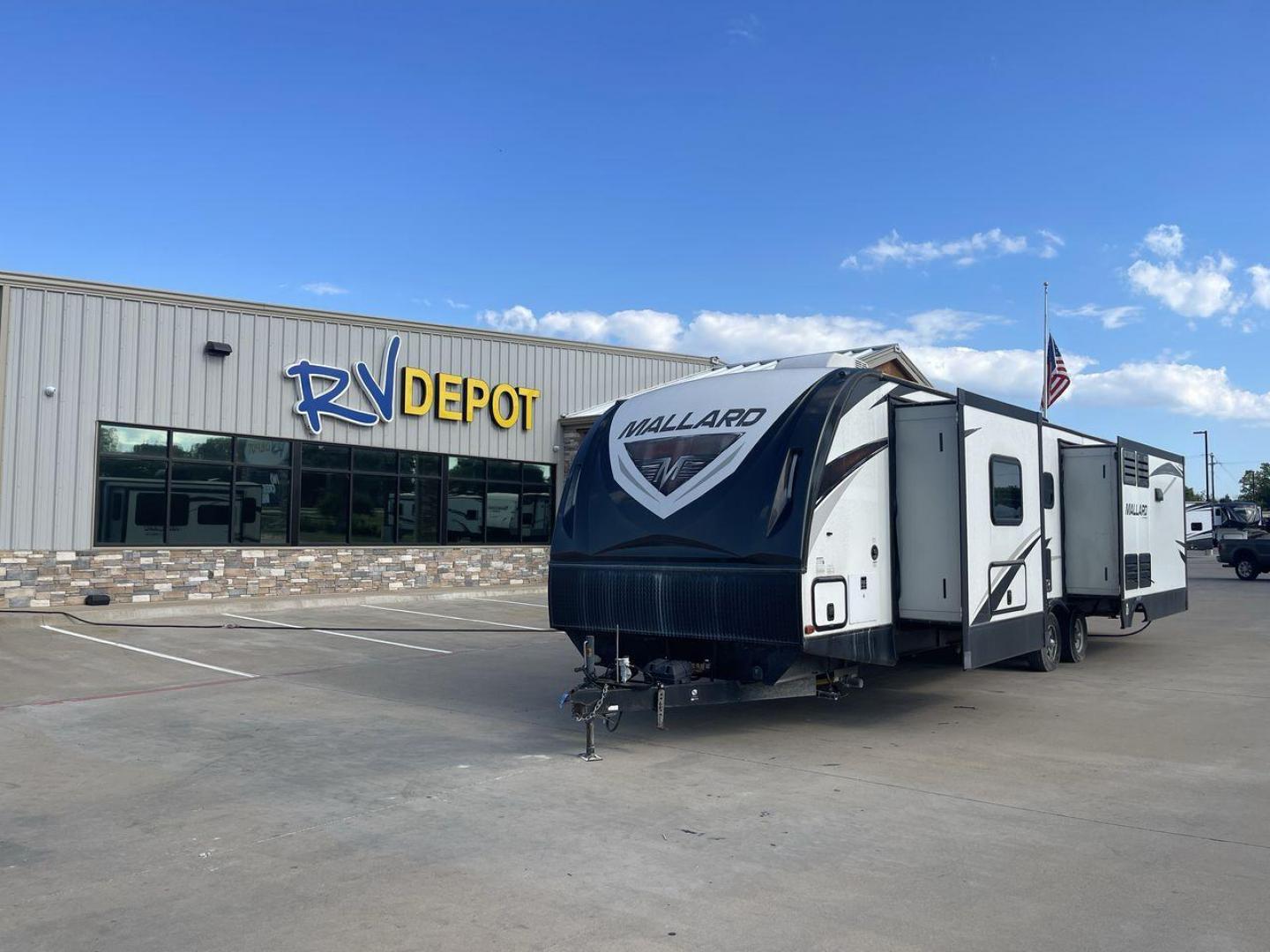 2018 WHITE HEARTLAND MALLARD M335 (5SFNB3927JE) , located at 4319 N Main St, Cleburne, TX, 76033, (817) 678-5133, 32.385960, -97.391212 - Photo#0