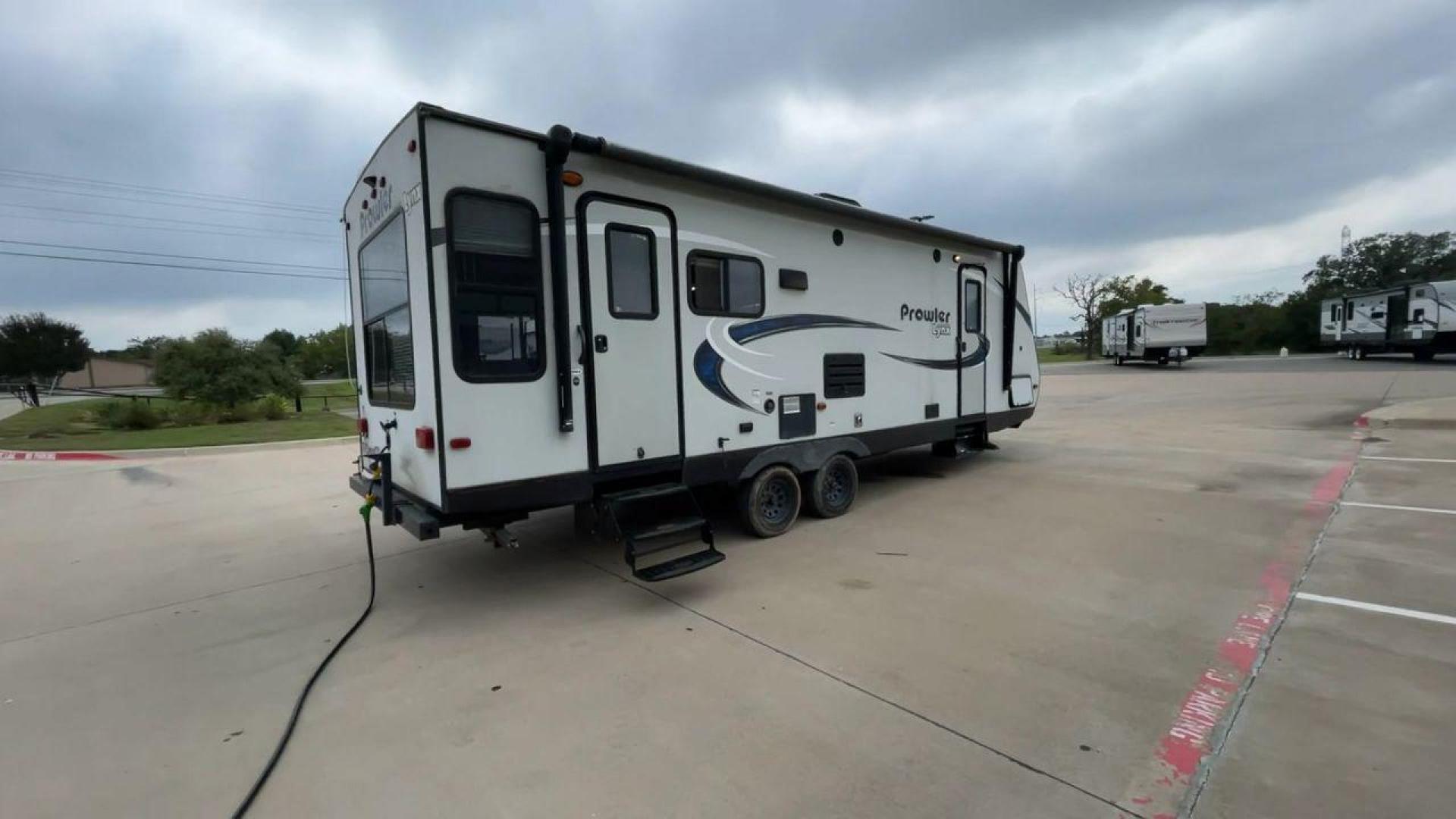 2018 WHITE HEARTLAND PROWLER 255LX (5SFPB2928JE) , Length: 29.5 ft. | Dry Weight: 6,158 lbs. | Gross Weight: 7,600 lbs. | Slides: 1 transmission, located at 4319 N Main St, Cleburne, TX, 76033, (817) 678-5133, 32.385960, -97.391212 - The 2018 Heartland Prowler 255LX is a single-slide travel trailer measuring 29.5 ft. It has a dry weight of 6,158 lbs. and a GVWR of 7,600 lbs. This cute and comfy trailer can sleep up to 6 people! Inside, you will find a spacious combined living and kitchen area with a kitchen island with a built-i - Photo#1