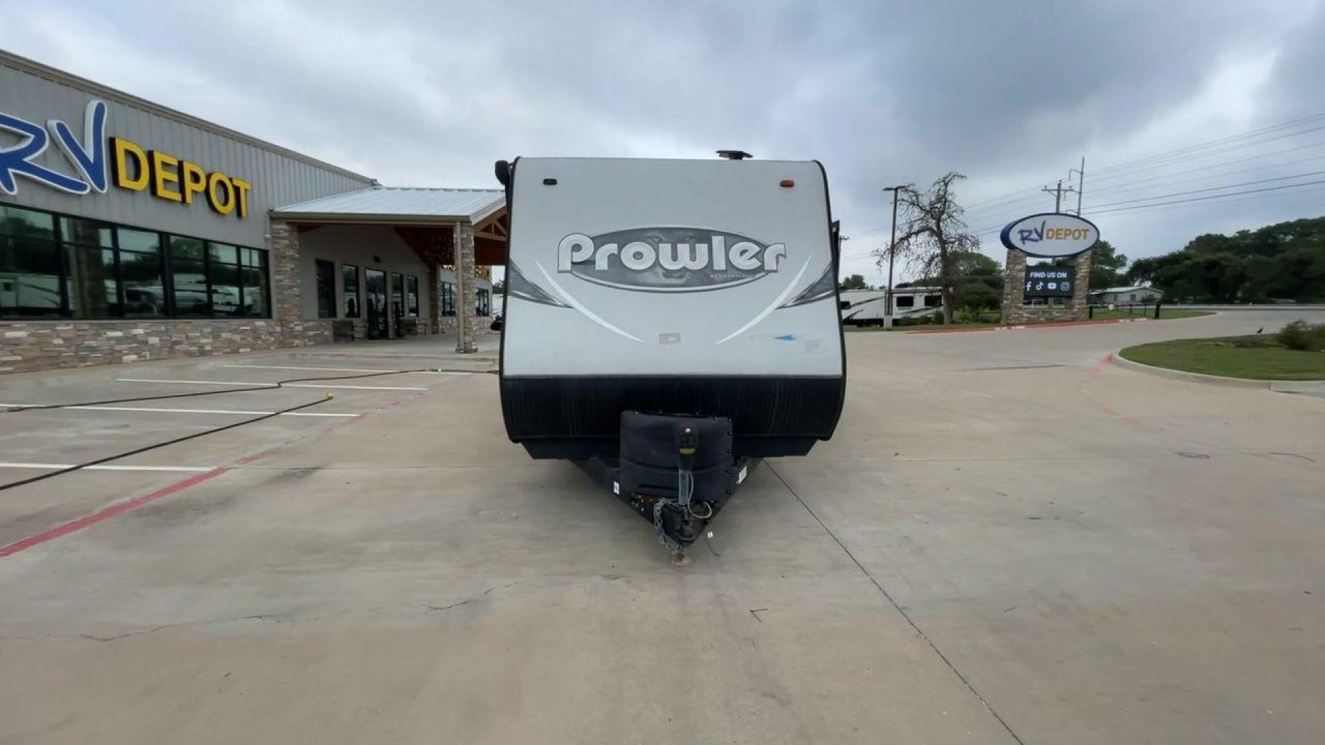 2018 WHITE HEARTLAND PROWLER 255LX (5SFPB2928JE) , Length: 29.5 ft. | Dry Weight: 6,158 lbs. | Gross Weight: 7,600 lbs. | Slides: 1 transmission, located at 4319 N Main St, Cleburne, TX, 76033, (817) 678-5133, 32.385960, -97.391212 - The 2018 Heartland Prowler 255LX is a single-slide travel trailer measuring 29.5 ft. It has a dry weight of 6,158 lbs. and a GVWR of 7,600 lbs. This cute and comfy trailer can sleep up to 6 people! Inside, you will find a spacious combined living and kitchen area with a kitchen island with a built-i - Photo#4