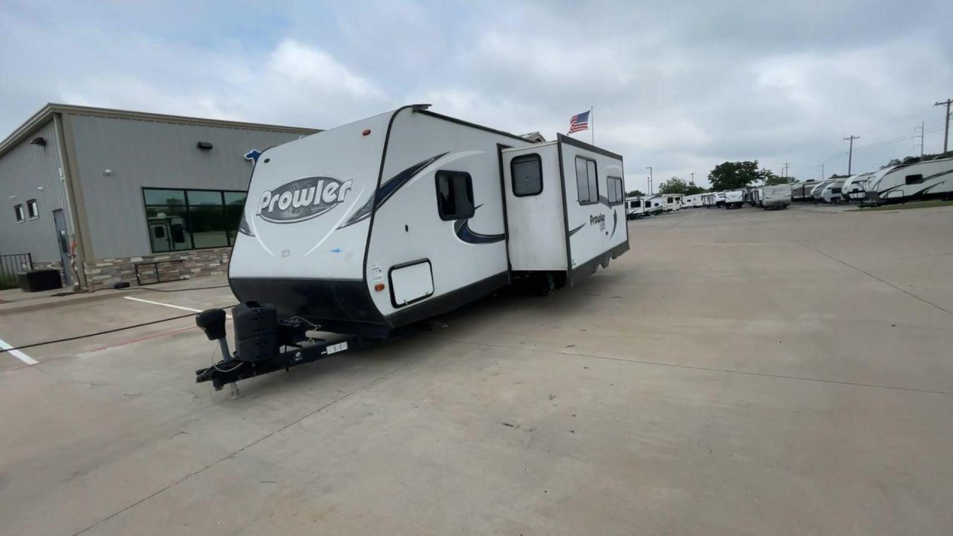 2018 WHITE HEARTLAND PROWLER 255LX (5SFPB2928JE) , Length: 29.5 ft. | Dry Weight: 6,158 lbs. | Gross Weight: 7,600 lbs. | Slides: 1 transmission, located at 4319 N Main St, Cleburne, TX, 76033, (817) 678-5133, 32.385960, -97.391212 - The 2018 Heartland Prowler 255LX is a single-slide travel trailer measuring 29.5 ft. It has a dry weight of 6,158 lbs. and a GVWR of 7,600 lbs. This cute and comfy trailer can sleep up to 6 people! Inside, you will find a spacious combined living and kitchen area with a kitchen island with a built-i - Photo#5