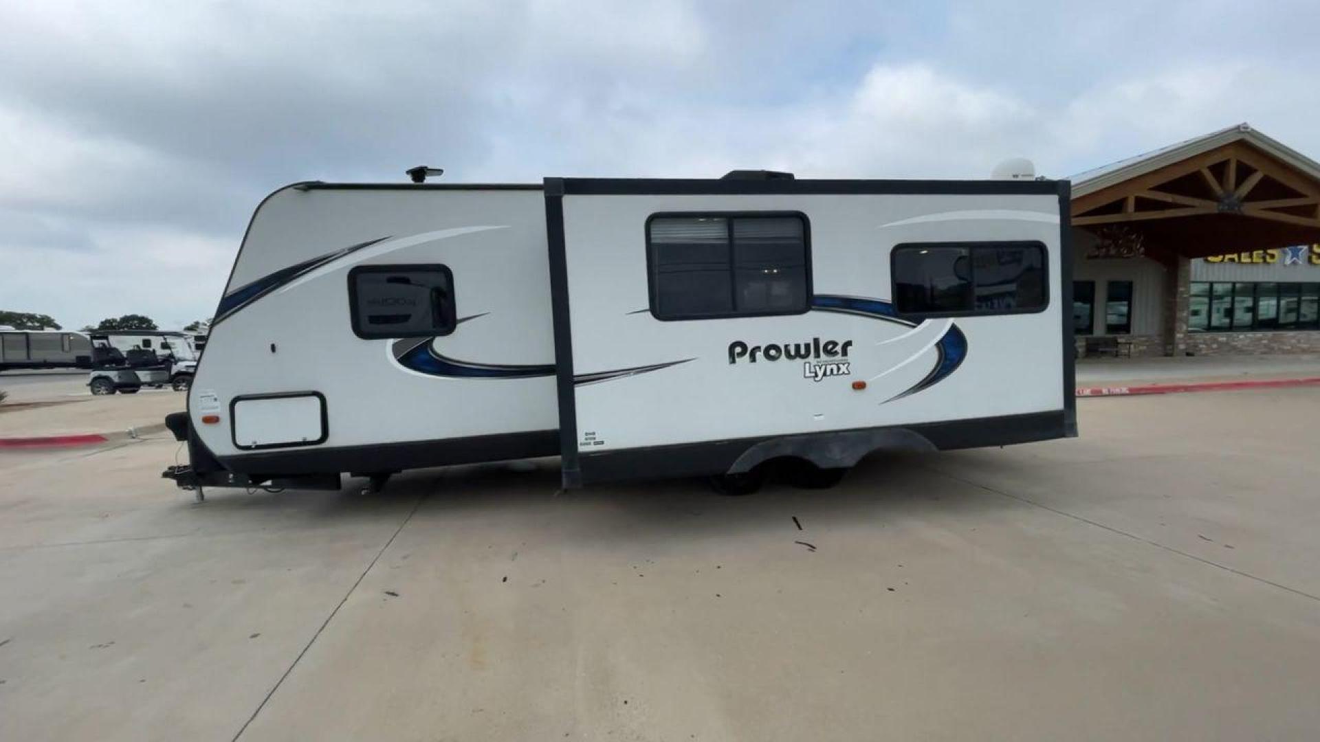 2018 WHITE HEARTLAND PROWLER 255LX (5SFPB2928JE) , Length: 29.5 ft. | Dry Weight: 6,158 lbs. | Gross Weight: 7,600 lbs. | Slides: 1 transmission, located at 4319 N Main St, Cleburne, TX, 76033, (817) 678-5133, 32.385960, -97.391212 - The 2018 Heartland Prowler 255LX is a single-slide travel trailer measuring 29.5 ft. It has a dry weight of 6,158 lbs. and a GVWR of 7,600 lbs. This cute and comfy trailer can sleep up to 6 people! Inside, you will find a spacious combined living and kitchen area with a kitchen island with a built-i - Photo#6