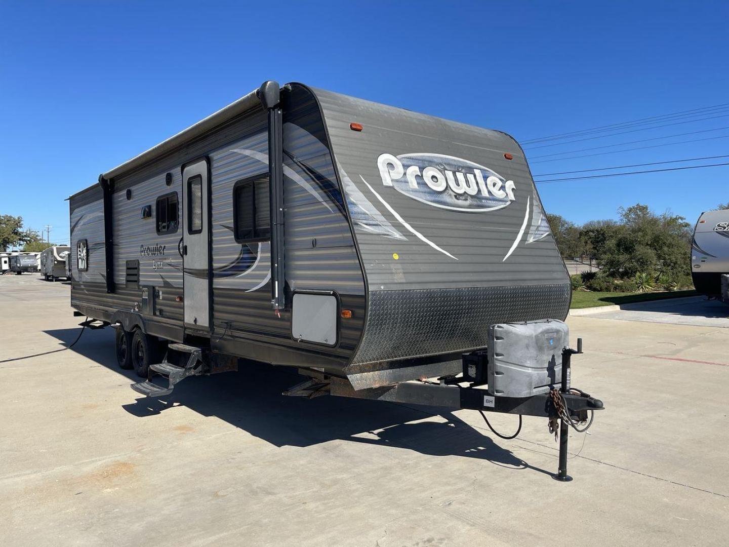 2018 HEARTLAND PROWLER (5SFPB3326JE) , Length: 33.92 ft. | Dry Weight: 6,720 lbs. | Gross Weight: 9,000 lbs. | Slides: 1 transmission, located at 4319 N Main St, Cleburne, TX, 76033, (817) 678-5133, 32.385960, -97.391212 - This 2018 Prowler 30LX travel trailer measures 33'11" feet. It is a dual axle, steel wheel setup with electric drum brakes. Its dry weight is 6,720 lbs, its payload capacity 2,130 lbs, its hitch weight 880 lbs, and the GVWR 9,000 lbs. The fiberglass exterior is painted gray with blue and white graph - Photo#21