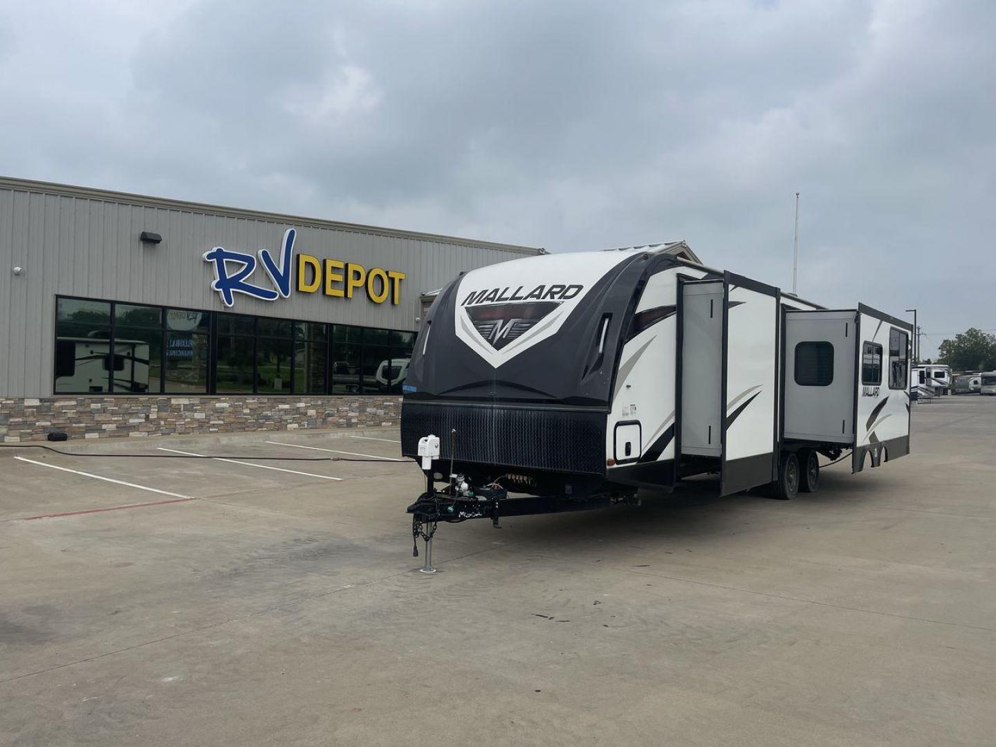 2018 HEARTLAND RECREATION MALLARD M302 (5SFNB3623JE) , Length: 36.7 ft. | Dry Weight: 6,795 lbs. lbs | Gross Weight: 8,600 lbs | Slides: 2 transmission, located at 4319 N Main St, Cleburne, TX, 76033, (817) 678-5133, 32.385960, -97.391212 - The 2018 Heartland Recreation Mallard M302 is 36.7 feet long and weighs 6,795 pounds dry, so it's both roomy and easy to pull. It is built to last with an aluminum body and fiberglass sidewalls, so you can count on it for your car trips. This trailer's two slides make the most of the space inside, g - Photo#0