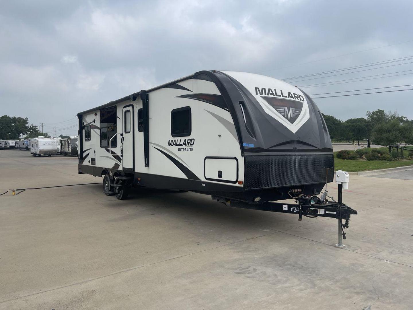 2018 HEARTLAND RECREATION MALLARD M302 (5SFNB3623JE) , Length: 36.7 ft. | Dry Weight: 6,795 lbs. lbs | Gross Weight: 8,600 lbs | Slides: 2 transmission, located at 4319 N Main St, Cleburne, TX, 76033, (817) 678-5133, 32.385960, -97.391212 - The 2018 Heartland Recreation Mallard M302 is 36.7 feet long and weighs 6,795 pounds dry, so it's both roomy and easy to pull. It is built to last with an aluminum body and fiberglass sidewalls, so you can count on it for your car trips. This trailer's two slides make the most of the space inside, g - Photo#23