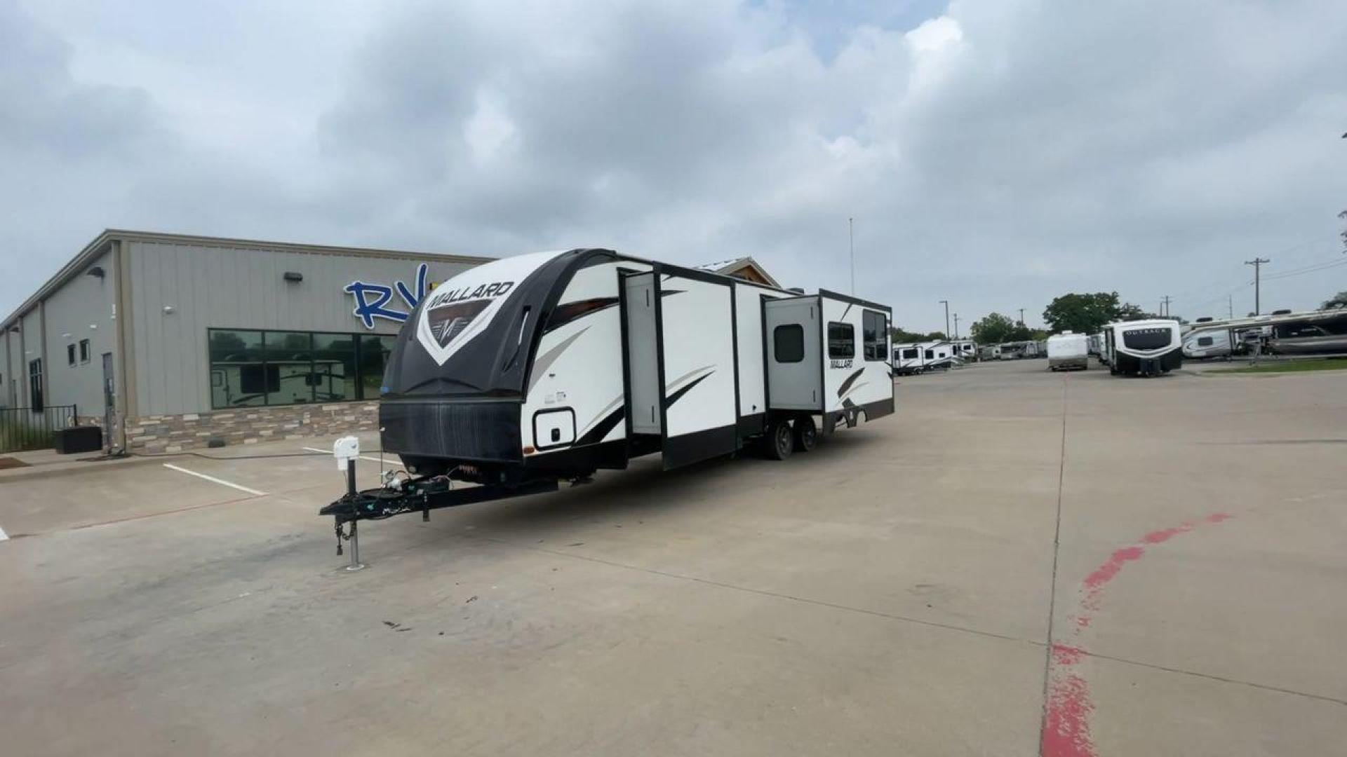 2018 HEARTLAND RECREATION MALLARD M302 (5SFNB3623JE) , Length: 36.7 ft. | Dry Weight: 6,795 lbs. lbs | Gross Weight: 8,600 lbs | Slides: 2 transmission, located at 4319 N Main St, Cleburne, TX, 76033, (817) 678-5133, 32.385960, -97.391212 - The 2018 Heartland Recreation Mallard M302 is 36.7 feet long and weighs 6,795 pounds dry, so it's both roomy and easy to pull. It is built to last with an aluminum body and fiberglass sidewalls, so you can count on it for your car trips. This trailer's two slides make the most of the space inside, g - Photo#5