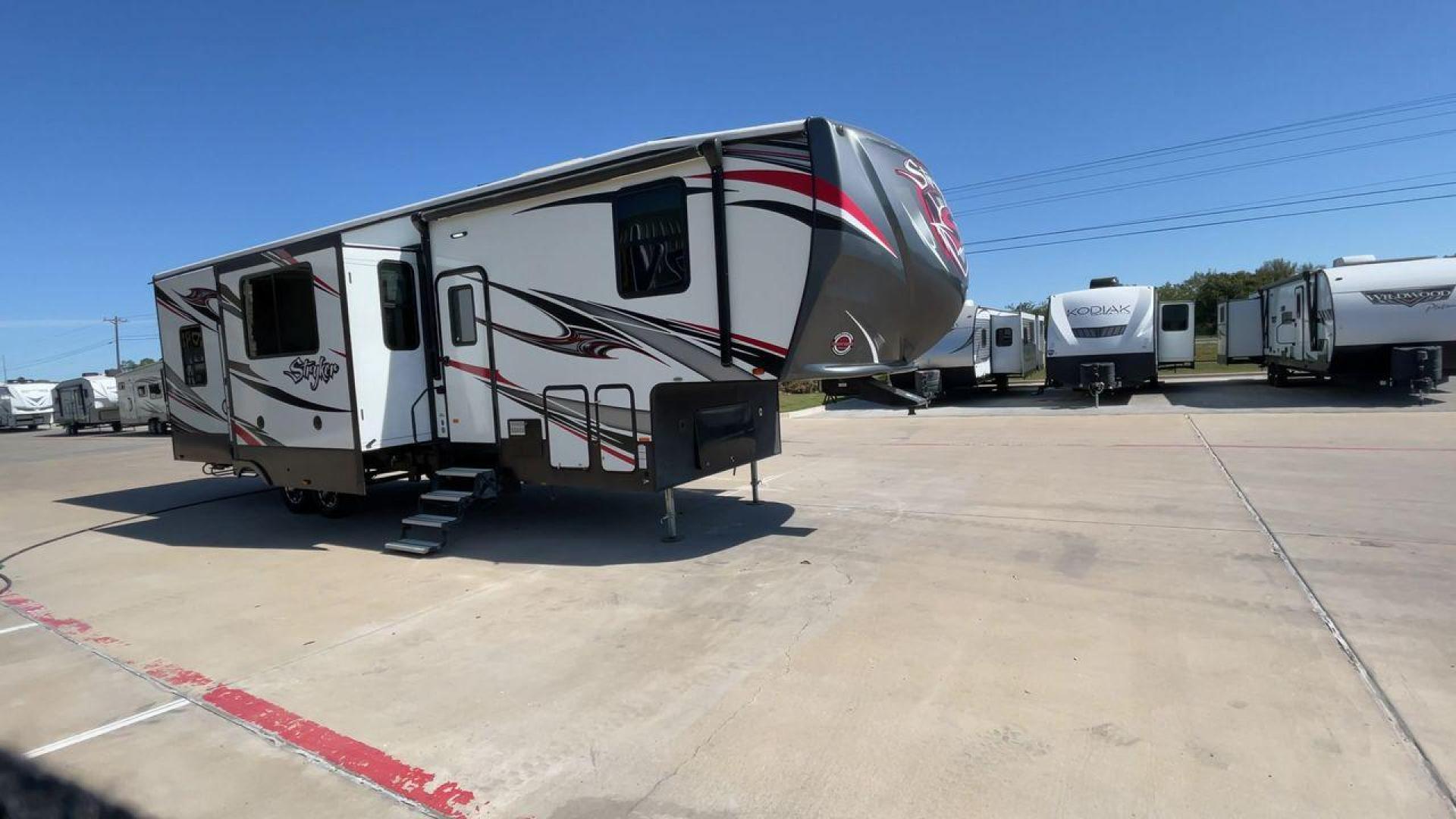 2018 HEARTLAND STRYKER 3513 (5RXGG3929J2) , Length: 39.08 ft. | Dry Weight: 13,116 lbs. | Gross Weight: 17,000 lbs. | Slides: 3 transmission, located at 4319 N Main St, Cleburne, TX, 76033, (817) 678-5133, 32.385960, -97.391212 - Photo#3