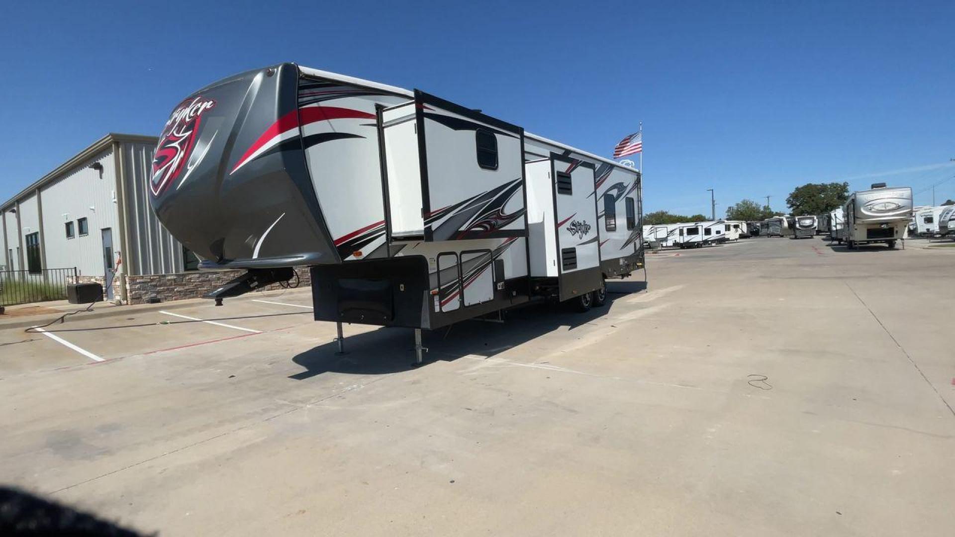 2018 HEARTLAND STRYKER 3513 (5RXGG3929J2) , Length: 39.08 ft. | Dry Weight: 13,116 lbs. | Gross Weight: 17,000 lbs. | Slides: 3 transmission, located at 4319 N Main St, Cleburne, TX, 76033, (817) 678-5133, 32.385960, -97.391212 - Photo#5