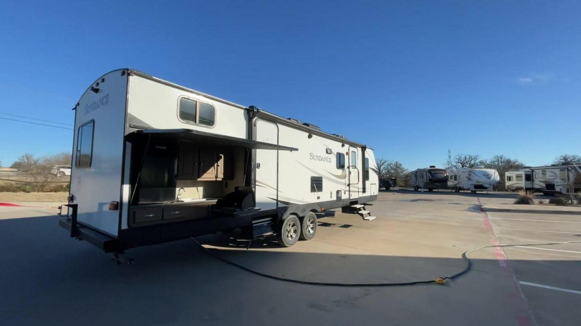 2018 HEARTLAND SUNDANCE 312BH (5SFNB3529JE) , Length: 35.4 ft.| Dry Weight: 6,844 lbs.| Gross Weight: 9,590 lbs.| Slides: 2 transmission, located at 4319 N Main St, Cleburne, TX, 76033, (817) 678-5133, 32.385960, -97.391212 - Experience the ultimate in RV travel with the 2018 Heartland Sundance 31BH. This travel trailer is expertly designed to combine luxury and functionality, taking your adventures to new heights. With a generous length of 35 feet, this model provides ample space inside to accommodate families and outdo - Photo#1