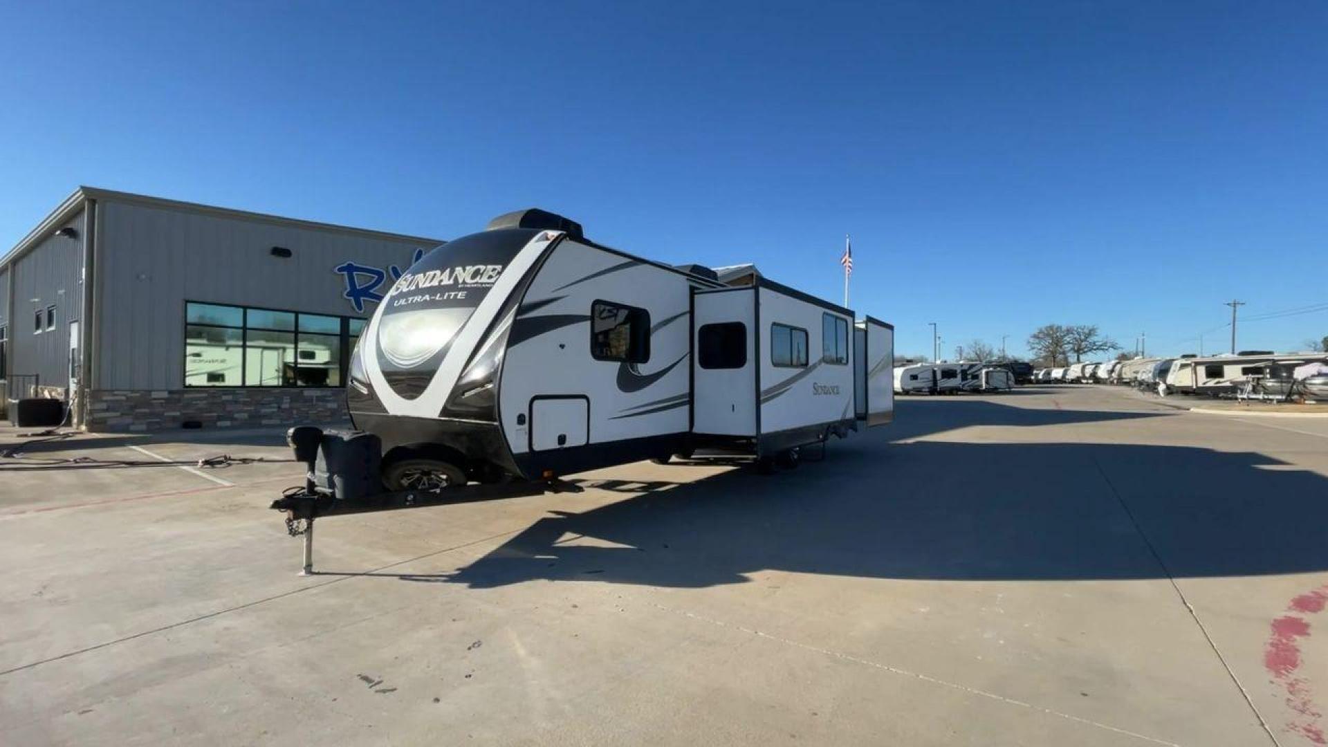 2018 HEARTLAND SUNDANCE 312BH (5SFNB3529JE) , Length: 35.4 ft.| Dry Weight: 6,844 lbs.| Gross Weight: 9,590 lbs.| Slides: 2 transmission, located at 4319 N Main St, Cleburne, TX, 76033, (817) 678-5133, 32.385960, -97.391212 - Experience the ultimate in RV travel with the 2018 Heartland Sundance 31BH. This travel trailer is expertly designed to combine luxury and functionality, taking your adventures to new heights. With a generous length of 35 feet, this model provides ample space inside to accommodate families and outdo - Photo#5