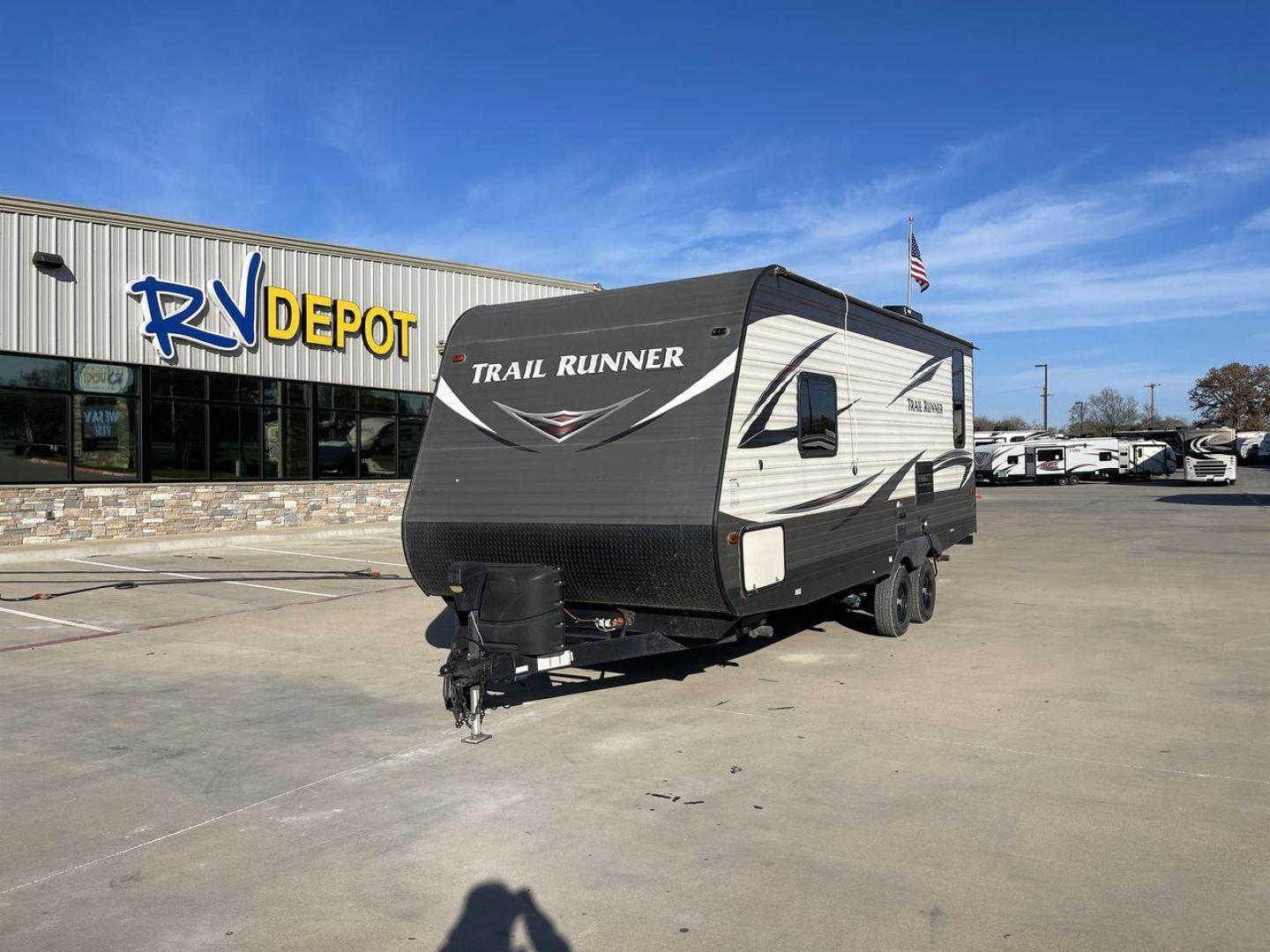 2018 HEARTLAND TRAIL RUNNER 21JM (5SFEB2527JE) , Length: 25.25 ft. | Dry Weight: 4,352 lbs. | Slides: 0 transmission, located at 4319 N Main St, Cleburne, TX, 76033, (817) 678-5133, 32.385960, -97.391212 - Want a small trailer with a simple and straightforward floorplan? Take a look at this 2018 Heartland Trail Runner 21JM! This travel trailer measures about 25 ft. in length and weighs 4,352 lbs. unloaded. It is incredibly light and easy to tow, with a manageable hitch weight of 570 lbs. Its des - Photo#0