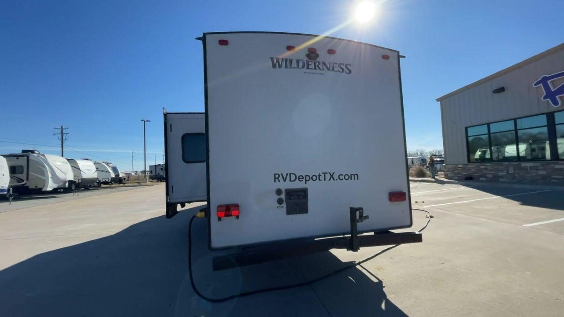 2018 GRAY HEARTLAND WILDERNESS USED 3125 (5SFNB3526JE) , Length: 35.75 ft. | Dry Weight: 6,840 lbs. | Gross Weight: 8,600 lbs. | Slides: 1 transmission, located at 4319 N Main St, Cleburne, TX, 76033, (817) 678-5133, 32.385960, -97.391212 - Discover your inner adventurer with the Heartland Wilderness 3125 travel trailer from 2018. This RV offers the ideal balance of roomy living, contemporary conveniences, and tough sturdiness for your outdoor adventures. It is designed for individuals who desire both comfort and exploration. The dimen - Photo#7