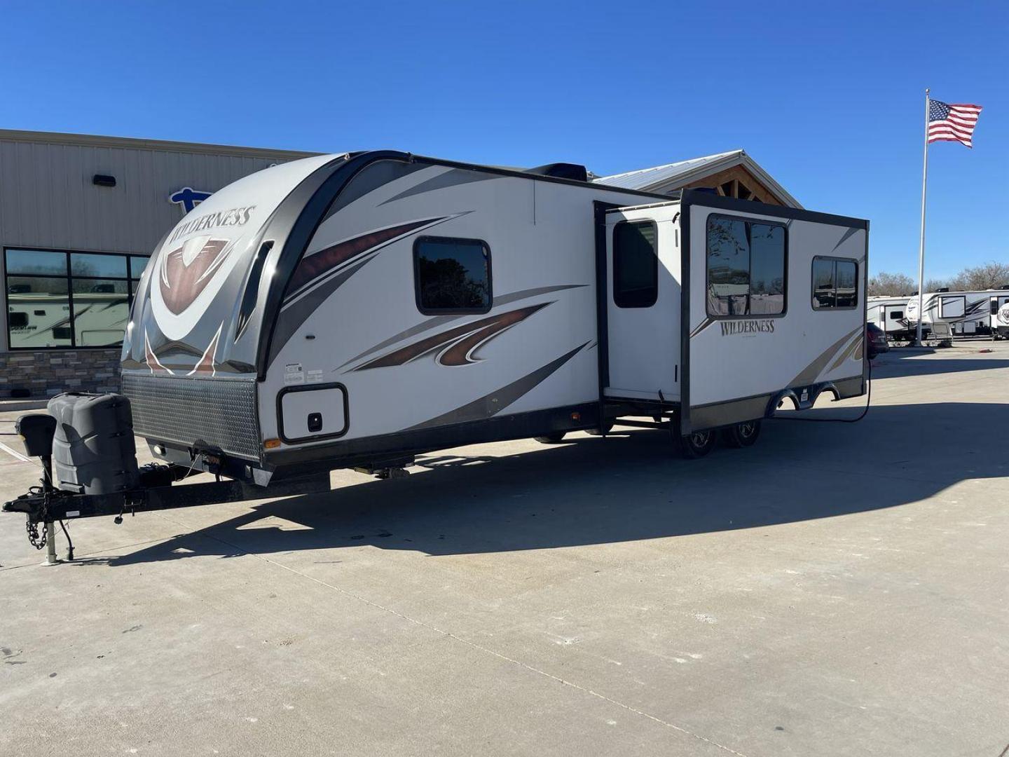 2018 GRAY HEARTLAND WILDERNESS USED 3125 (5SFNB3526JE) , Length: 35.75 ft. | Dry Weight: 6,840 lbs. | Gross Weight: 8,600 lbs. | Slides: 1 transmission, located at 4319 N Main St, Cleburne, TX, 76033, (817) 678-5133, 32.385960, -97.391212 - Discover your inner adventurer with the Heartland Wilderness 3125 travel trailer from 2018. This RV offers the ideal balance of roomy living, contemporary conveniences, and tough sturdiness for your outdoor adventures. It is designed for individuals who desire both comfort and exploration. The dimen - Photo#22