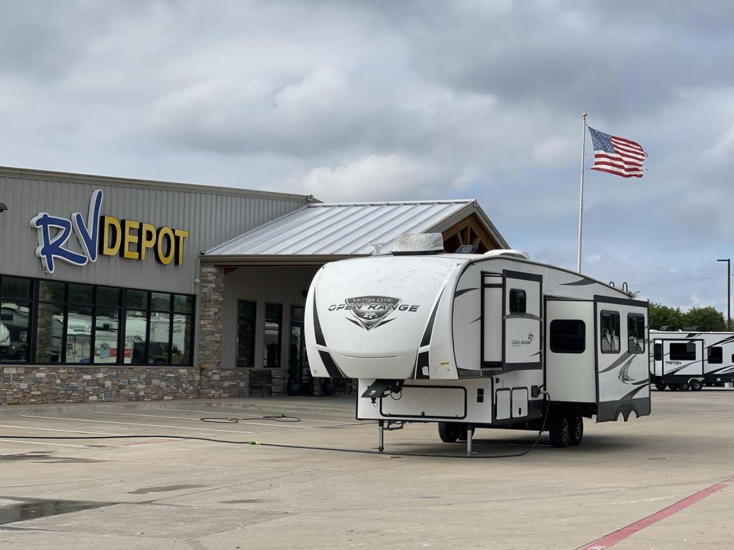 2018 WHITE HIGHLANDER OPEN RANGE 2950BH (58TCH0BS0J3) , Length: 34.92 ft | Dry Weight: 8,270 lbs.| Gross Weight: 9,995 lbs. | Slides: 2 transmission, located at 4319 N Main St, Cleburne, TX, 76033, (817) 678-5133, 32.385960, -97.391212 - This 2018 Highlander Fifth Wheel measures just under 35 feet long and a little over 8 feet wide. This unit has a dry weight of 8,270 lbs, a GVWR of 9,995 lbs, and a hitch weight of 1,320 lbs. It also comes with automatic heating and cooling at 30,000 and 27,000 BTUs, respectively, allowing extreme t - Photo#0