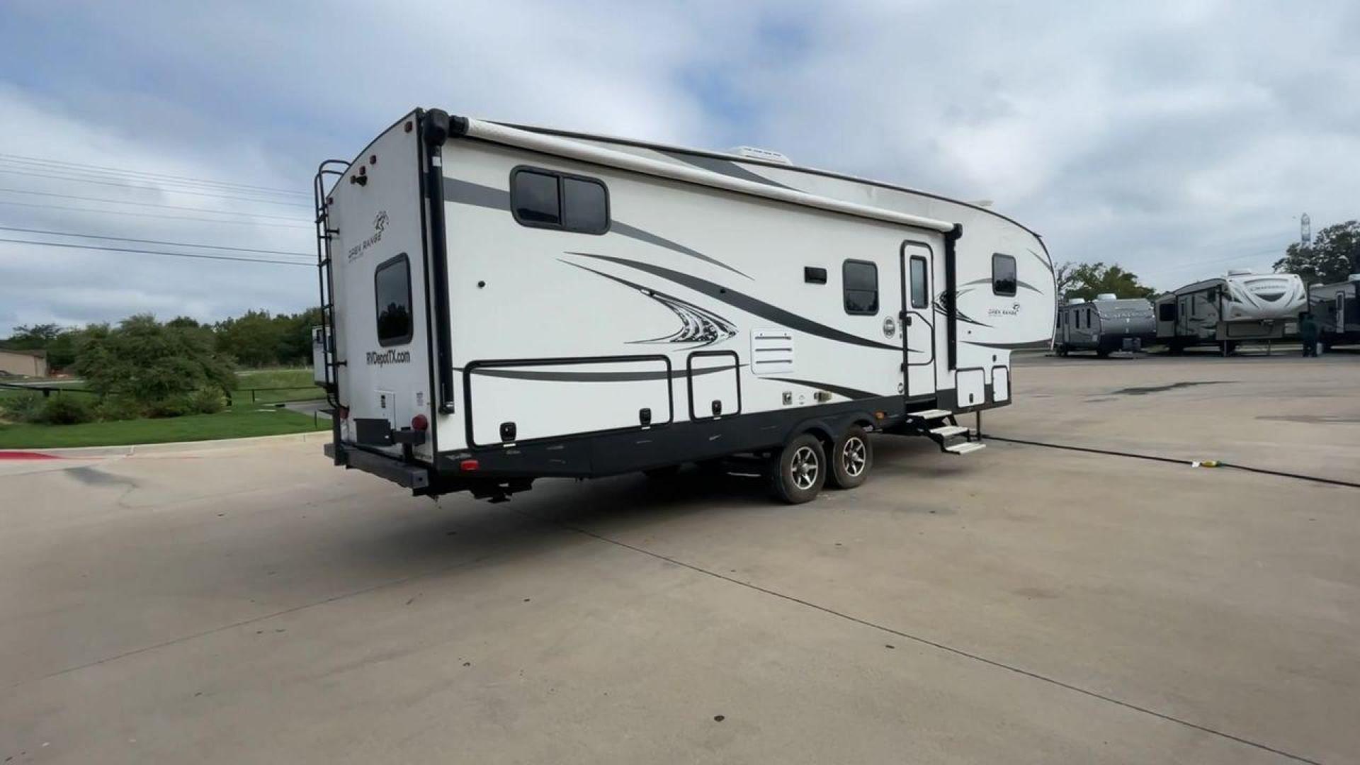 2018 WHITE HIGHLANDER OPEN RANGE 2950BH (58TCH0BS0J3) , Length: 34.92 ft | Dry Weight: 8,270 lbs.| Gross Weight: 9,995 lbs. | Slides: 2 transmission, located at 4319 N Main St, Cleburne, TX, 76033, (817) 678-5133, 32.385960, -97.391212 - This 2018 Highlander Fifth Wheel measures just under 35 feet long and a little over 8 feet wide. This unit has a dry weight of 8,270 lbs, a GVWR of 9,995 lbs, and a hitch weight of 1,320 lbs. It also comes with automatic heating and cooling at 30,000 and 27,000 BTUs, respectively, allowing extreme t - Photo#1